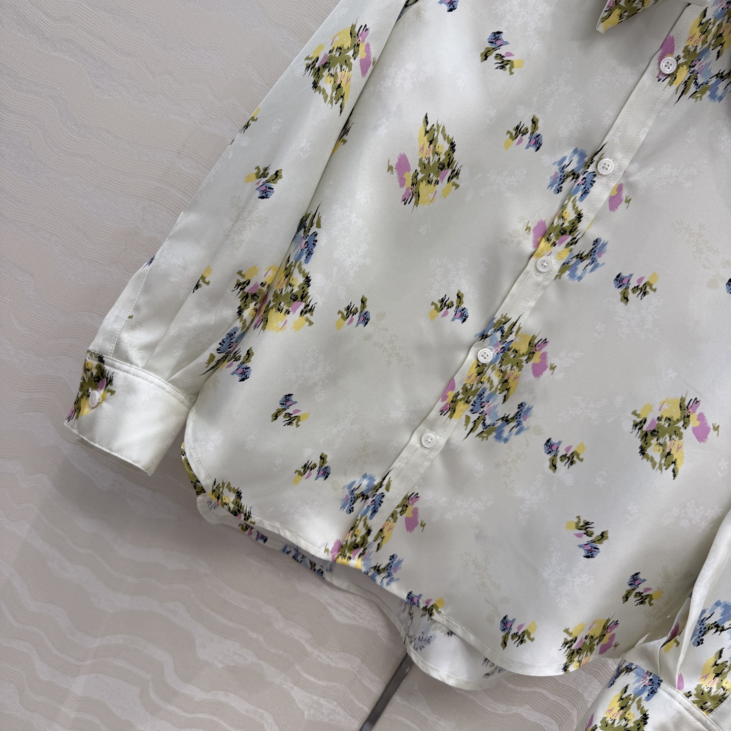 高端原单品质💕MissD高智感穿搭！花园世界系列东方美学花㚏印花衬衫，宫廷风领结可拆卸设计。100%真丝