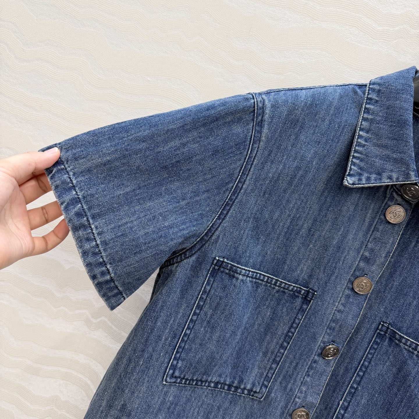 高端原单品质❤️coco女孩26p春夏新品，丹尼牛仔短袖衬衫！白富美必入叠搭神器！定制重工立体双C工装口