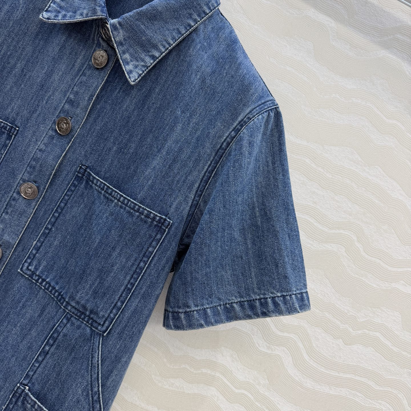 高端原单品质❤️coco女孩26p春夏新品，丹尼牛仔短袖衬衫！白富美必入叠搭神器！定制重工立体双C工装口