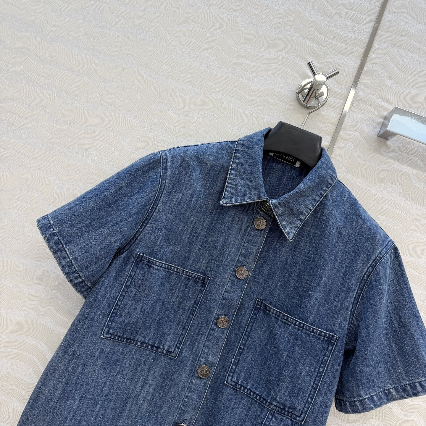 高端原单品质❤️coco女孩26p春夏新品，丹尼牛仔短袖衬衫！白富美必入叠搭神器！定制重工立体双C工装口