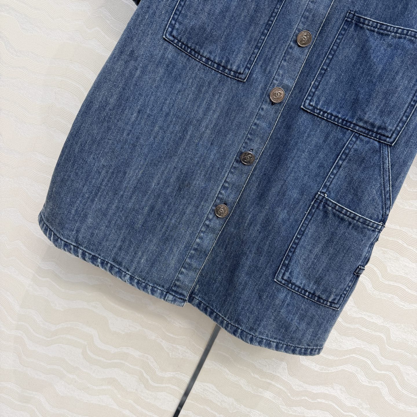 高端原单品质❤️coco女孩26p春夏新品，丹尼牛仔短袖衬衫！白富美必入叠搭神器！定制重工立体双C工装口