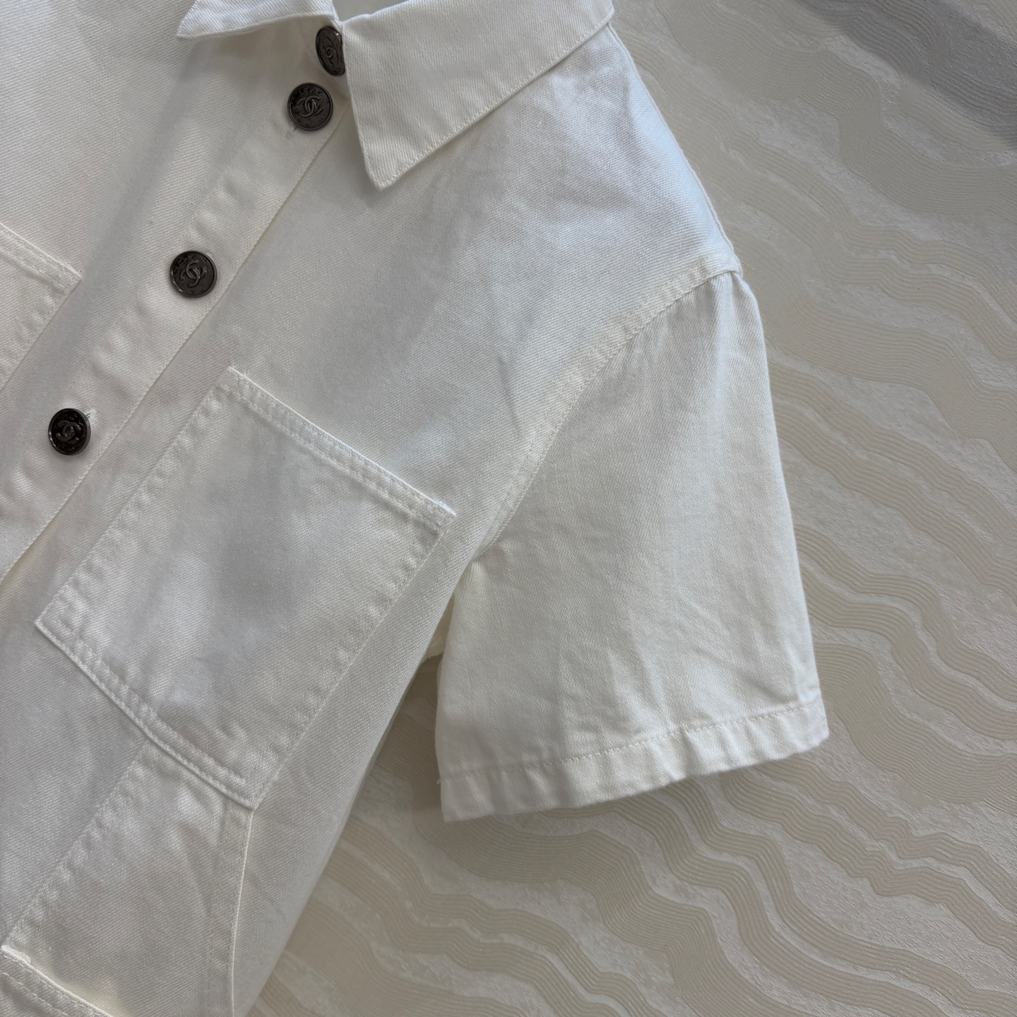 高端原单品质❤️coco女孩26p春夏新品，丹尼牛仔短袖衬衫！白富美必入叠搭神器！定制重工立体双C工装口