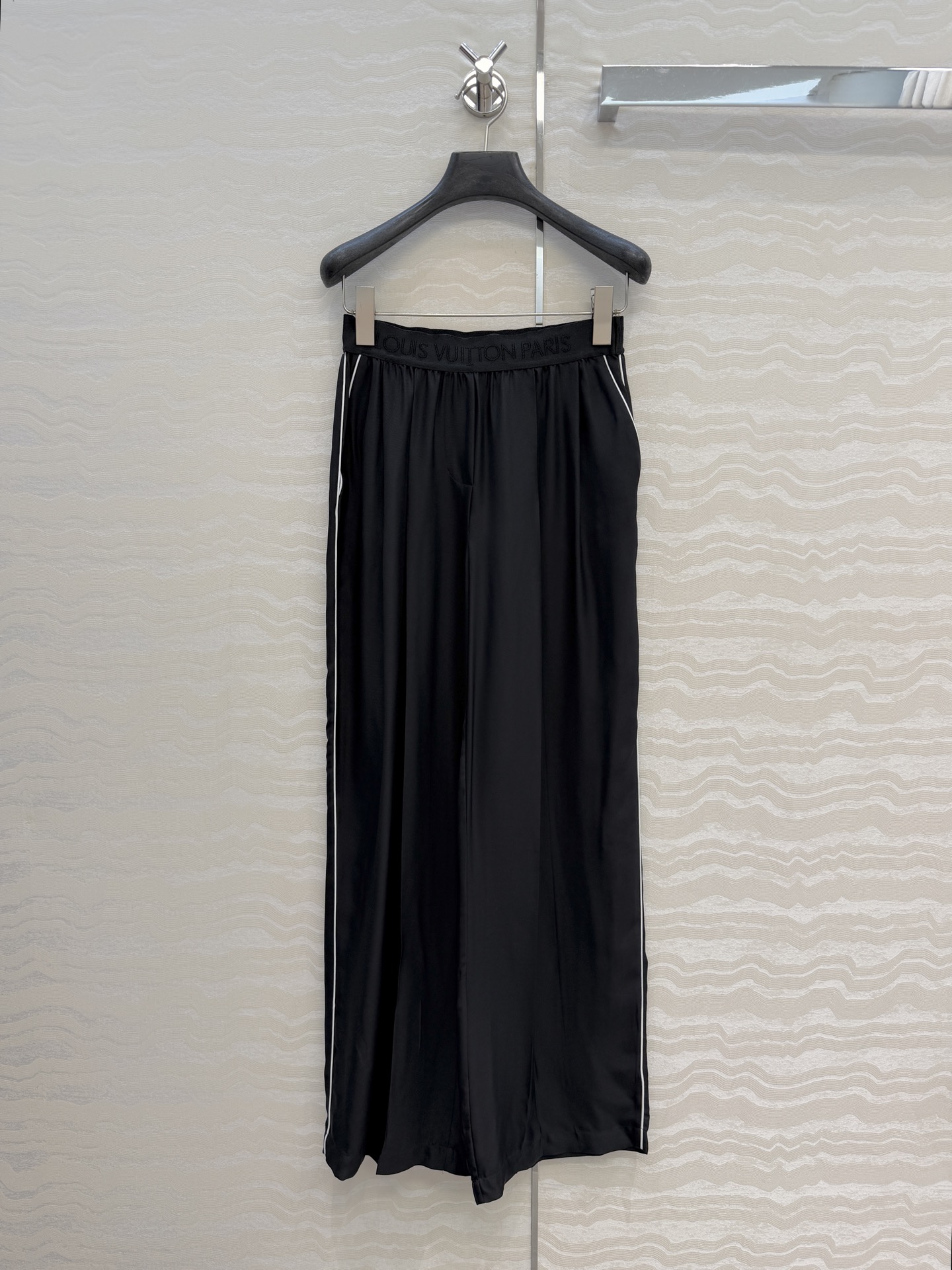 原单品质❤️宋茜同款26春夏新品MONOGRAM撞色捆边真丝长裤！100%真丝斜纹绸，定制提花logo橡