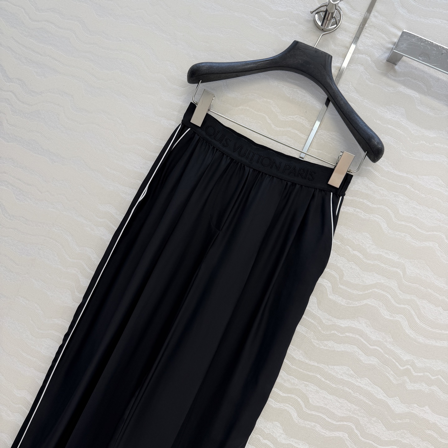 原单品质❤️宋茜同款26春夏新品MONOGRAM撞色捆边真丝长裤！100%真丝斜纹绸，定制提花logo橡