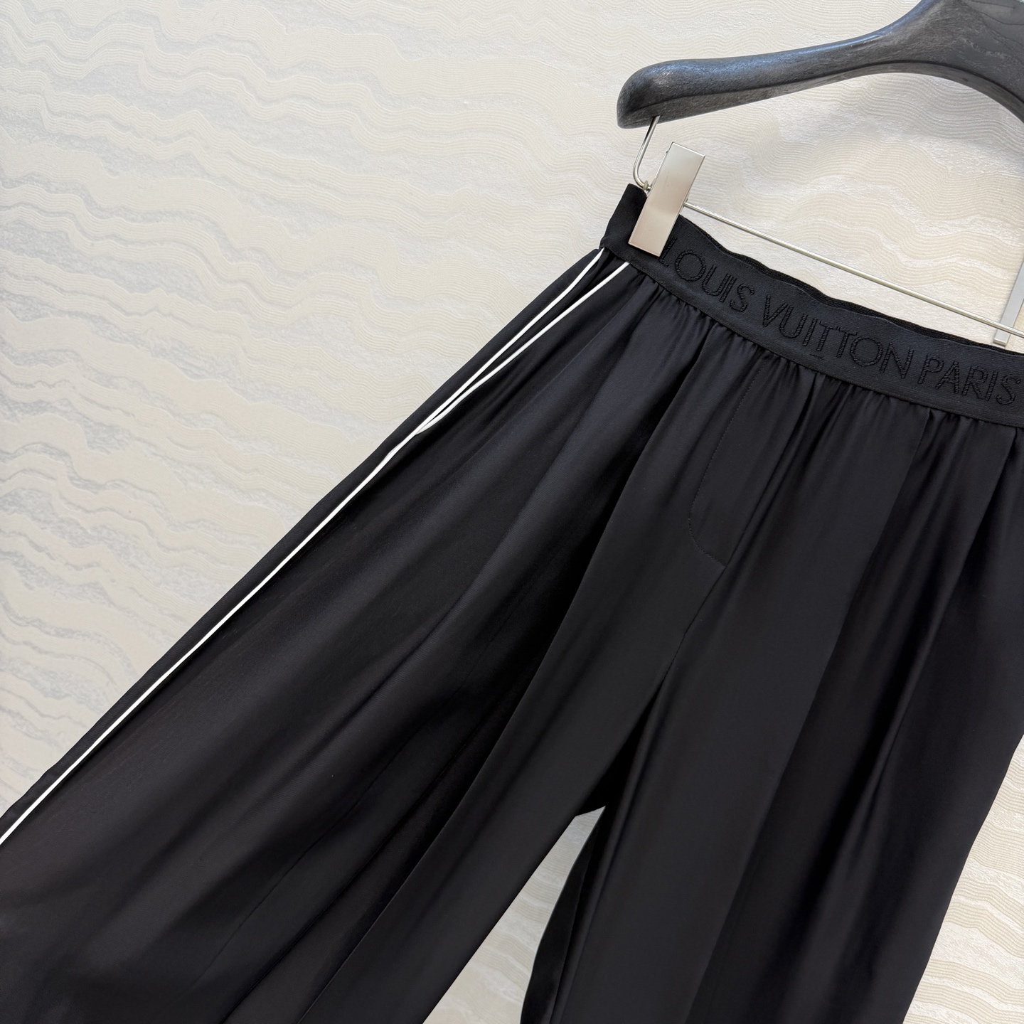 原单品质❤️宋茜同款26春夏新品MONOGRAM撞色捆边真丝长裤！100%真丝斜纹绸，定制提花logo橡