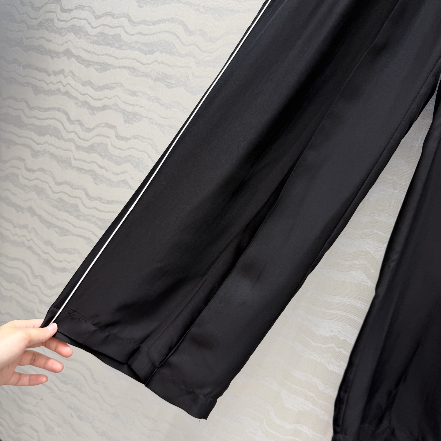 原单品质❤️宋茜同款26春夏新品MONOGRAM撞色捆边真丝长裤！100%真丝斜纹绸，定制提花logo橡