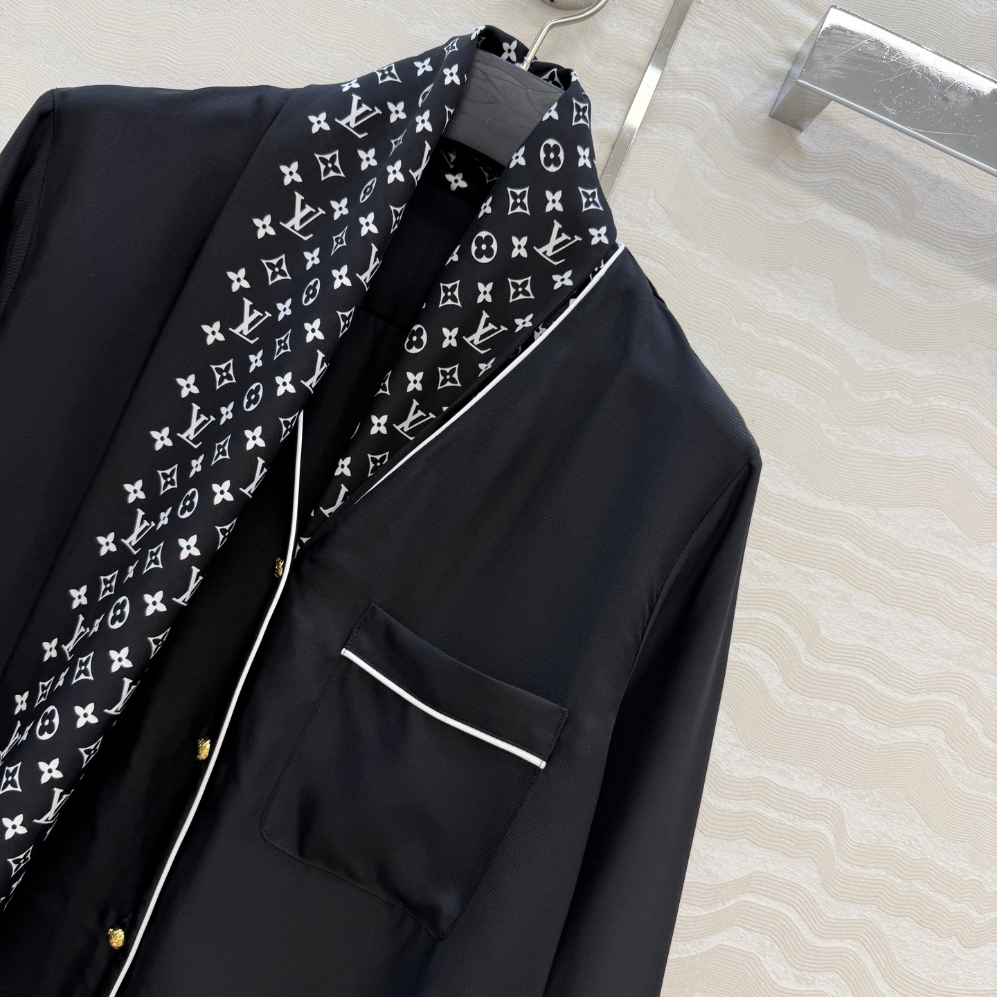 原单品质❤️宋茜同款26春夏新品MONOGRAM飘带丝巾真丝衬衫！100%真丝斜纹绸，定制印花logo丝