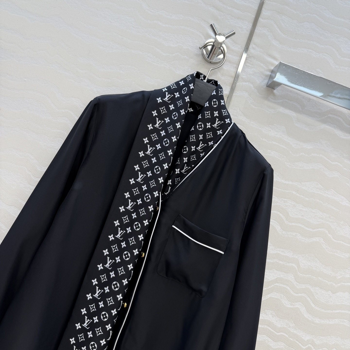 原单品质❤️宋茜同款26春夏新品MONOGRAM飘带丝巾真丝衬衫！100%真丝斜纹绸，定制印花logo丝