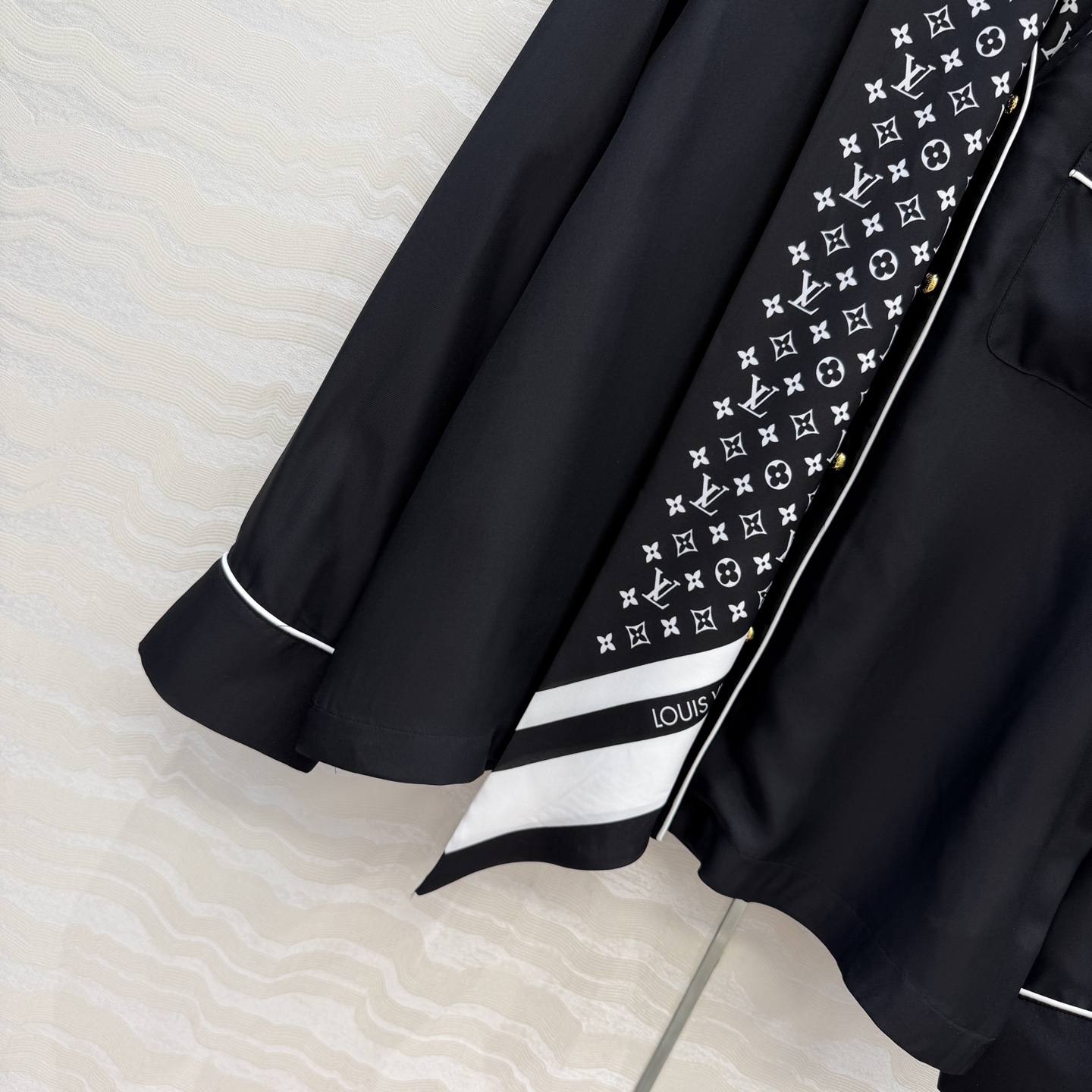 原单品质❤️宋茜同款26春夏新品MONOGRAM飘带丝巾真丝衬衫！100%真丝斜纹绸，定制印花logo丝