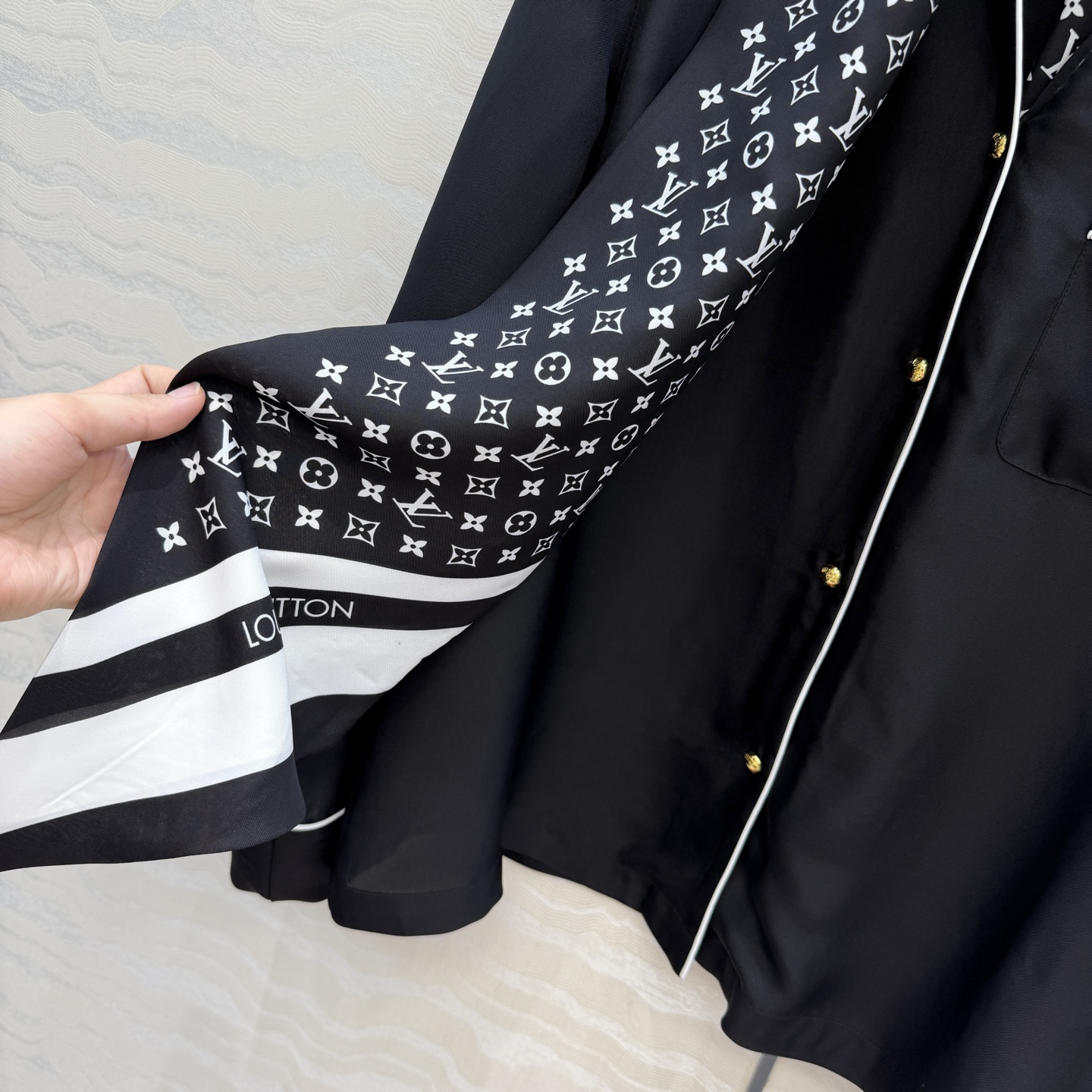 原单品质❤️宋茜同款26春夏新品MONOGRAM飘带丝巾真丝衬衫！100%真丝斜纹绸，定制印花logo丝