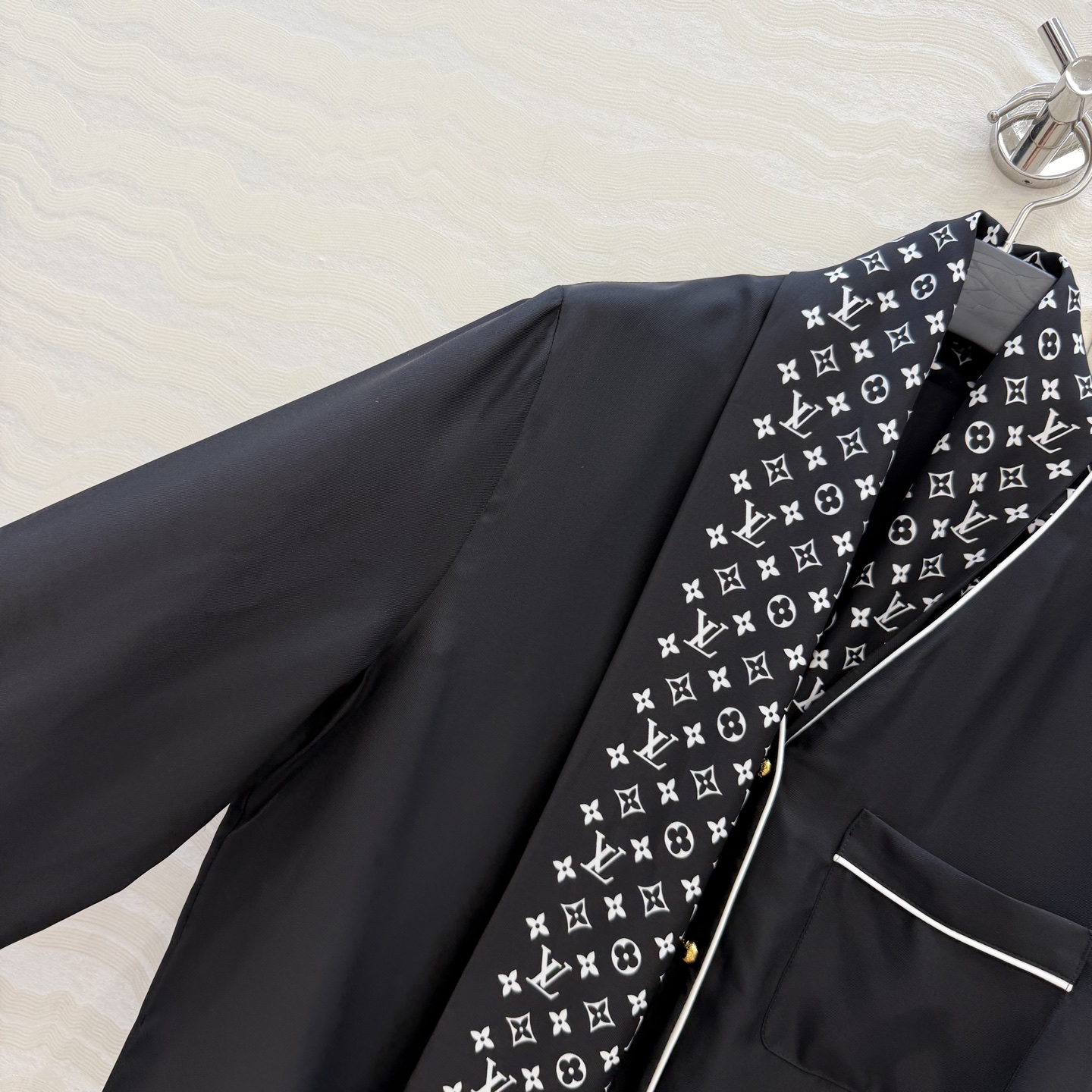 原单品质❤️宋茜同款26春夏新品MONOGRAM飘带丝巾真丝衬衫！100%真丝斜纹绸，定制印花logo丝