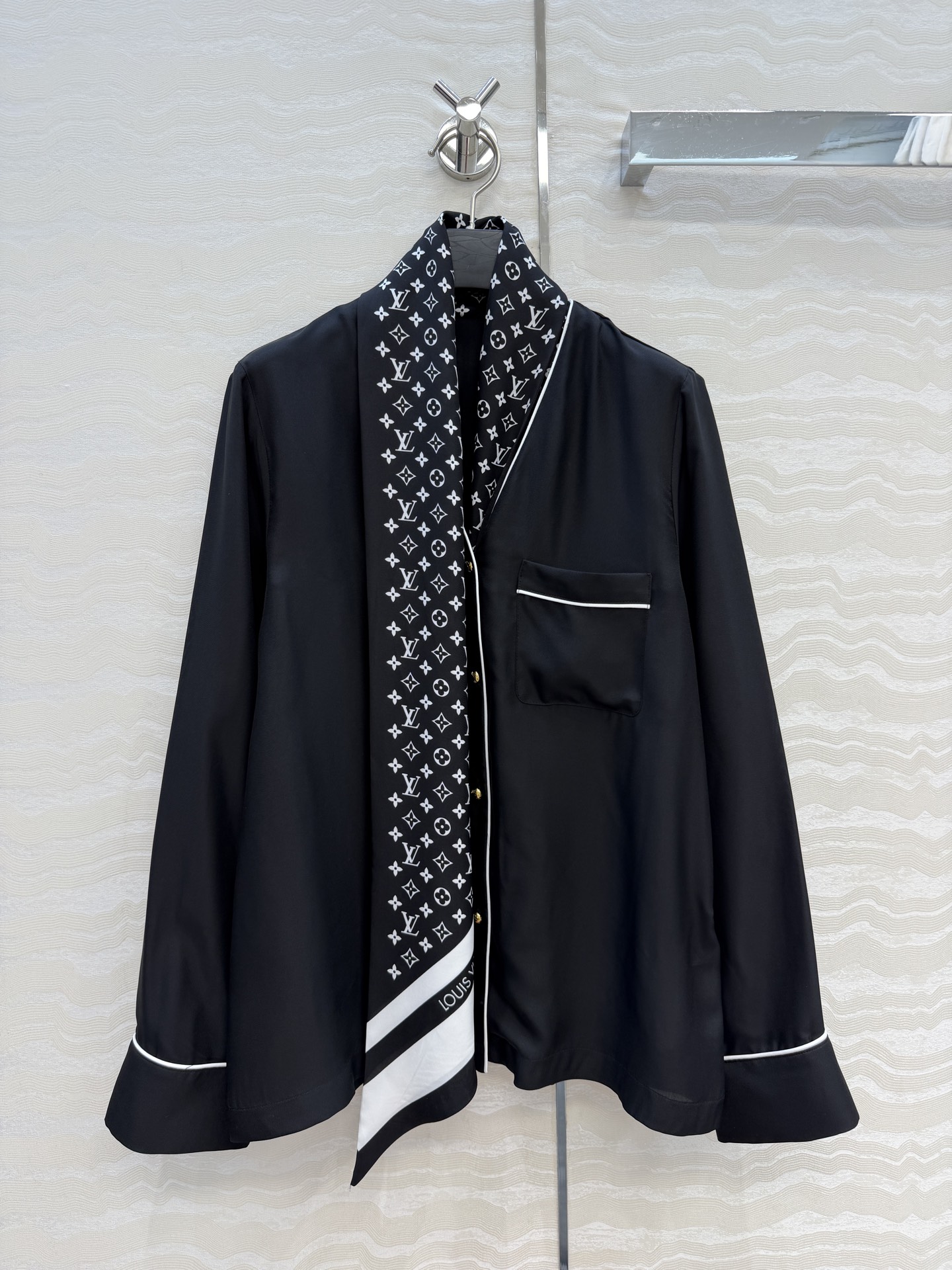 原单品质❤️宋茜同款26春夏新品MONOGRAM飘带丝巾真丝衬衫！100%真丝斜纹绸，定制印花logo丝