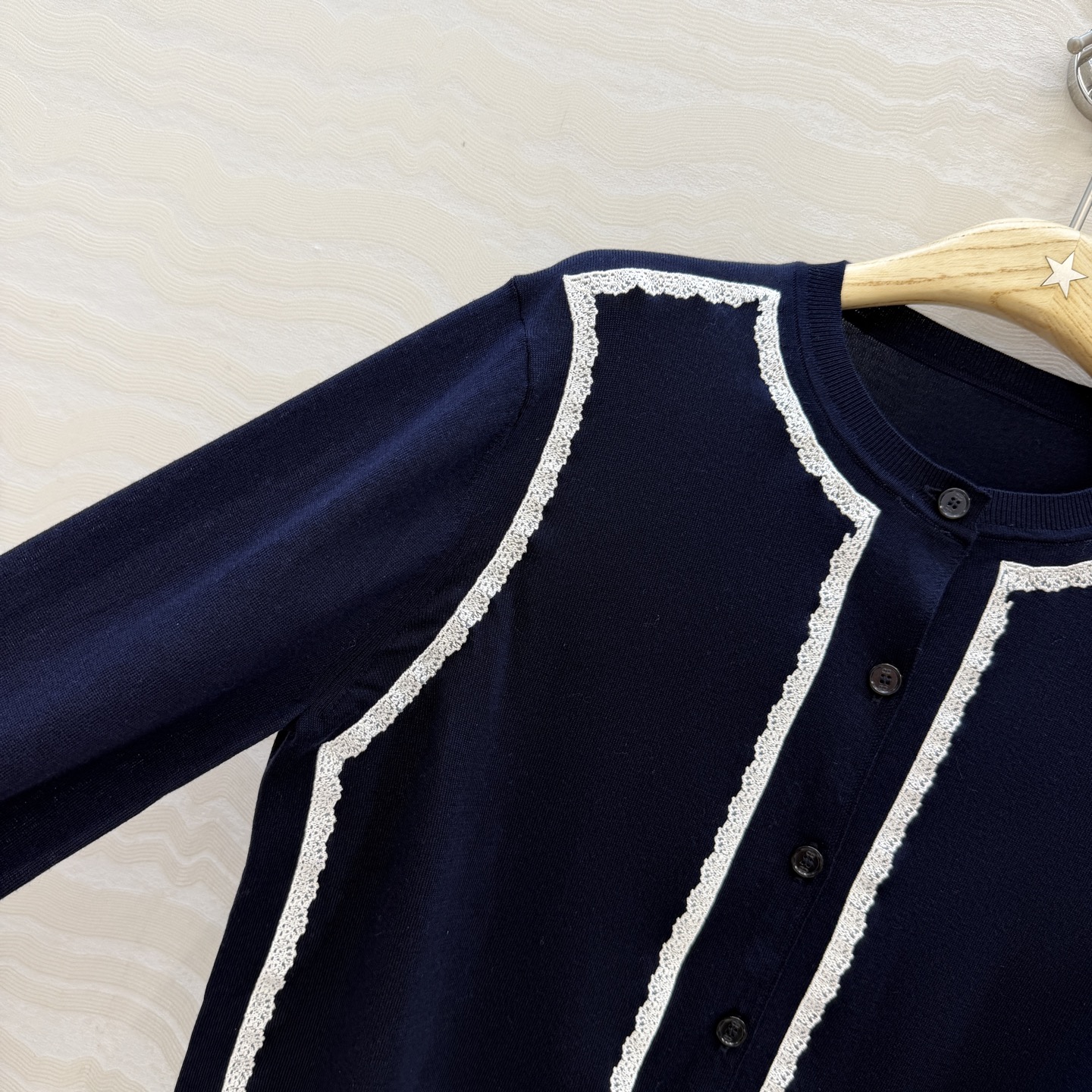 原单品质💋Miss D26s早春新品，花园世界系列蚕丝棉小开衫。18针进口桑蚕丝纱线质感细腻。撞色刺绣设