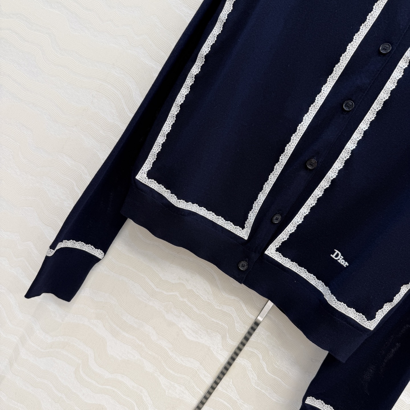 原单品质💋Miss D26s早春新品，花园世界系列蚕丝棉小开衫。18针进口桑蚕丝纱线质感细腻。撞色刺绣设