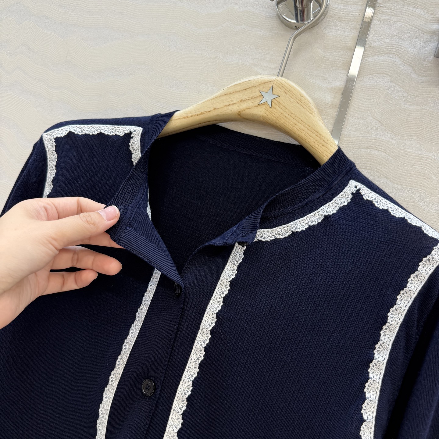 原单品质💋Miss D26s早春新品，花园世界系列蚕丝棉小开衫。18针进口桑蚕丝纱线质感细腻。撞色刺绣设