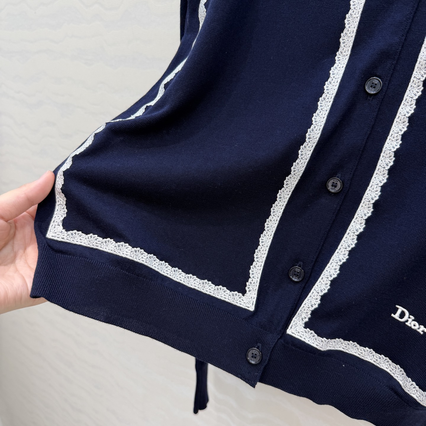 原单品质💋Miss D26s早春新品，花园世界系列蚕丝棉小开衫。18针进口桑蚕丝纱线质感细腻。撞色刺绣设