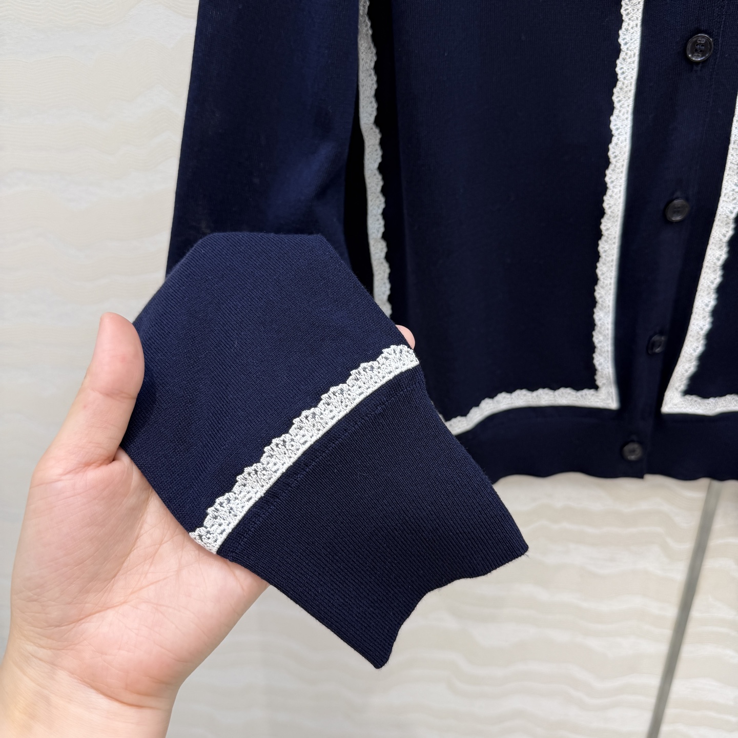 原单品质💋Miss D26s早春新品，花园世界系列蚕丝棉小开衫。18针进口桑蚕丝纱线质感细腻。撞色刺绣设