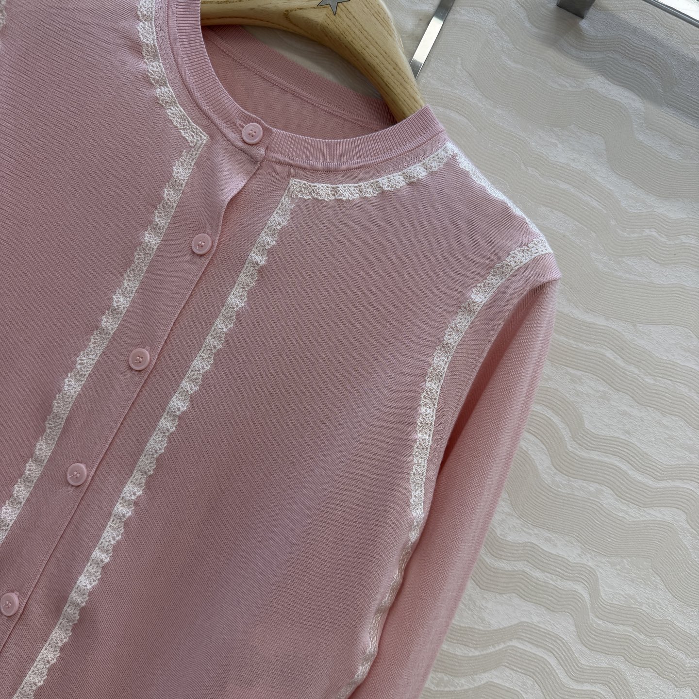 原单品质💋Miss D26s早春新品，花园世界系列蚕丝棉小开衫。18针进口桑蚕丝纱线质感细腻。撞色刺绣设