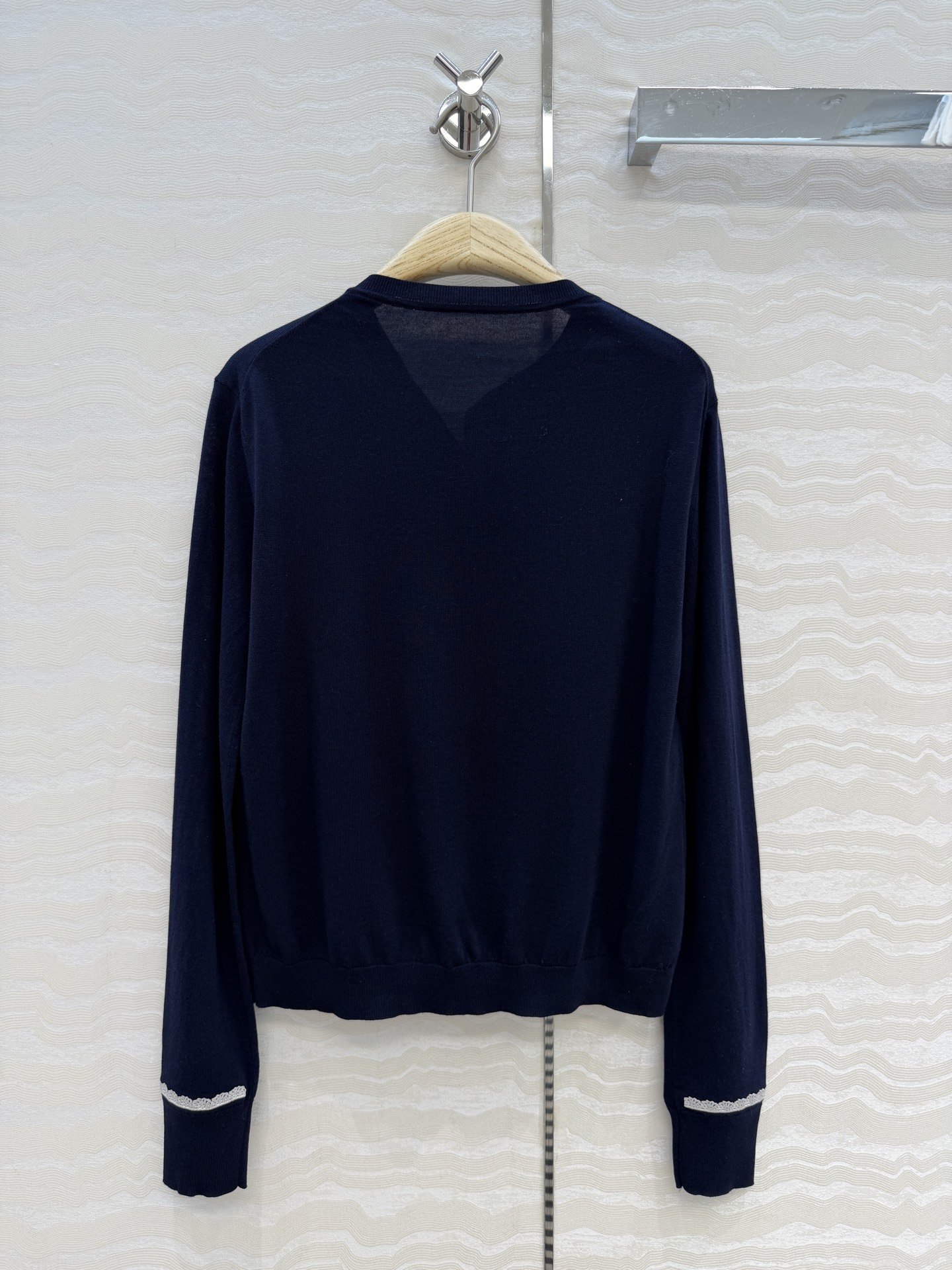 原单品质💋Miss D26s早春新品，花园世界系列蚕丝棉小开衫。18针进口桑蚕丝纱线质感细腻。撞色刺绣设