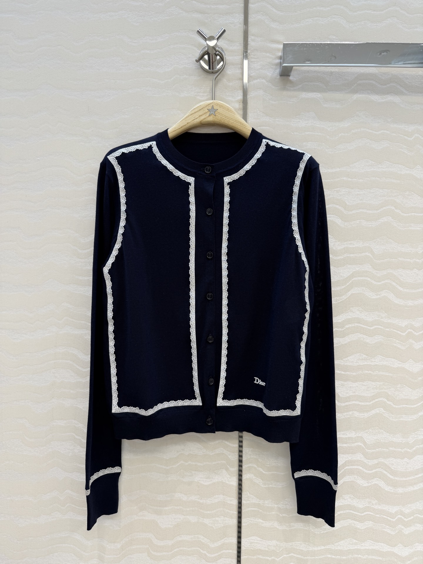 原单品质💋Miss D26s早春新品，花园世界系列蚕丝棉小开衫。18针进口桑蚕丝纱线质感细腻。撞色刺绣设