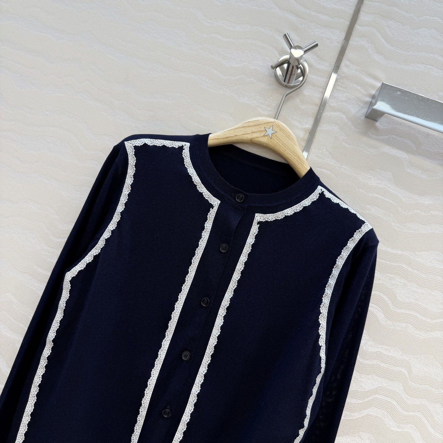 原单品质💋Miss D26s早春新品，花园世界系列蚕丝棉小开衫。18针进口桑蚕丝纱线质感细腻。撞色刺绣设