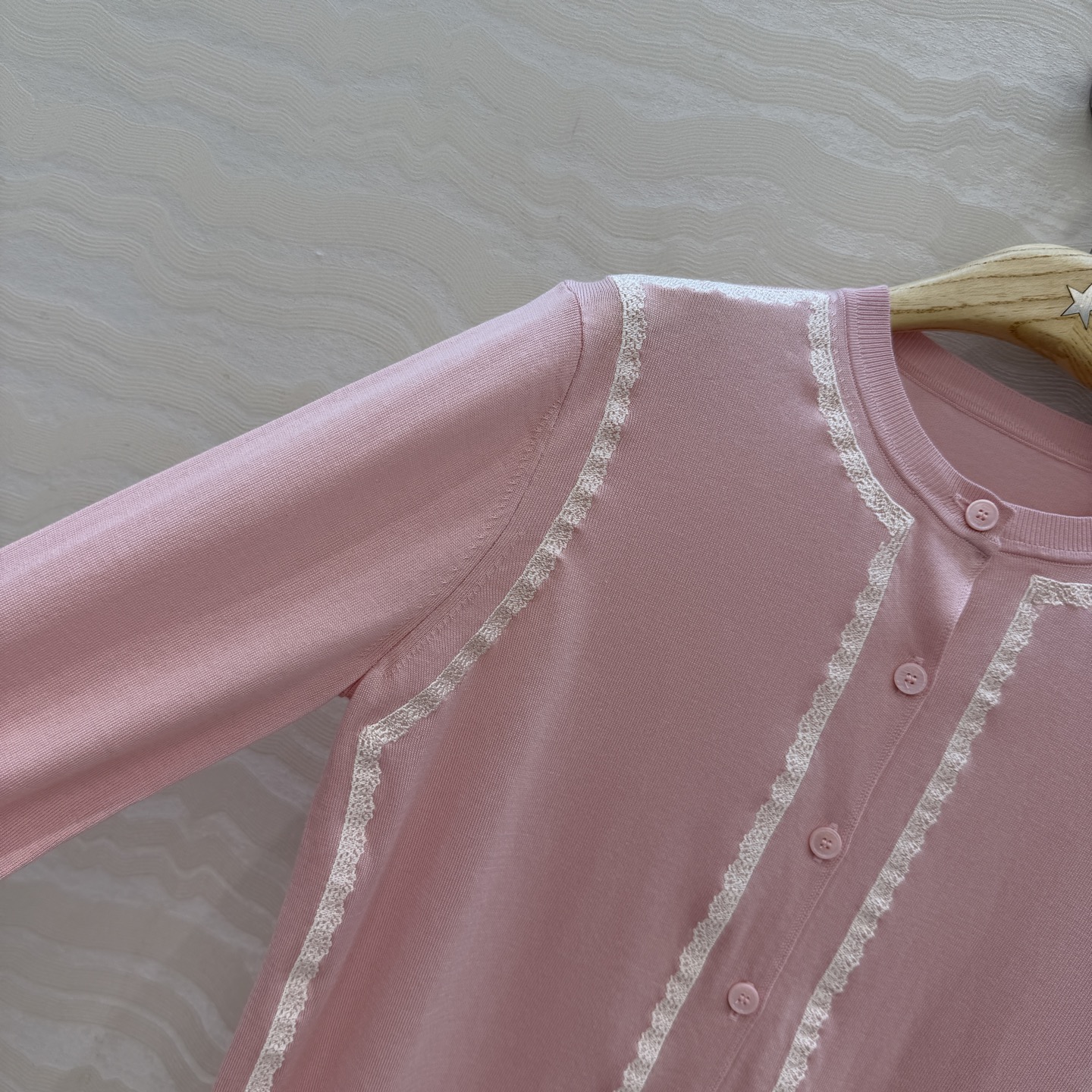 原单品质💋Miss D26s早春新品，花园世界系列蚕丝棉小开衫。18针进口桑蚕丝纱线质感细腻。撞色刺绣设