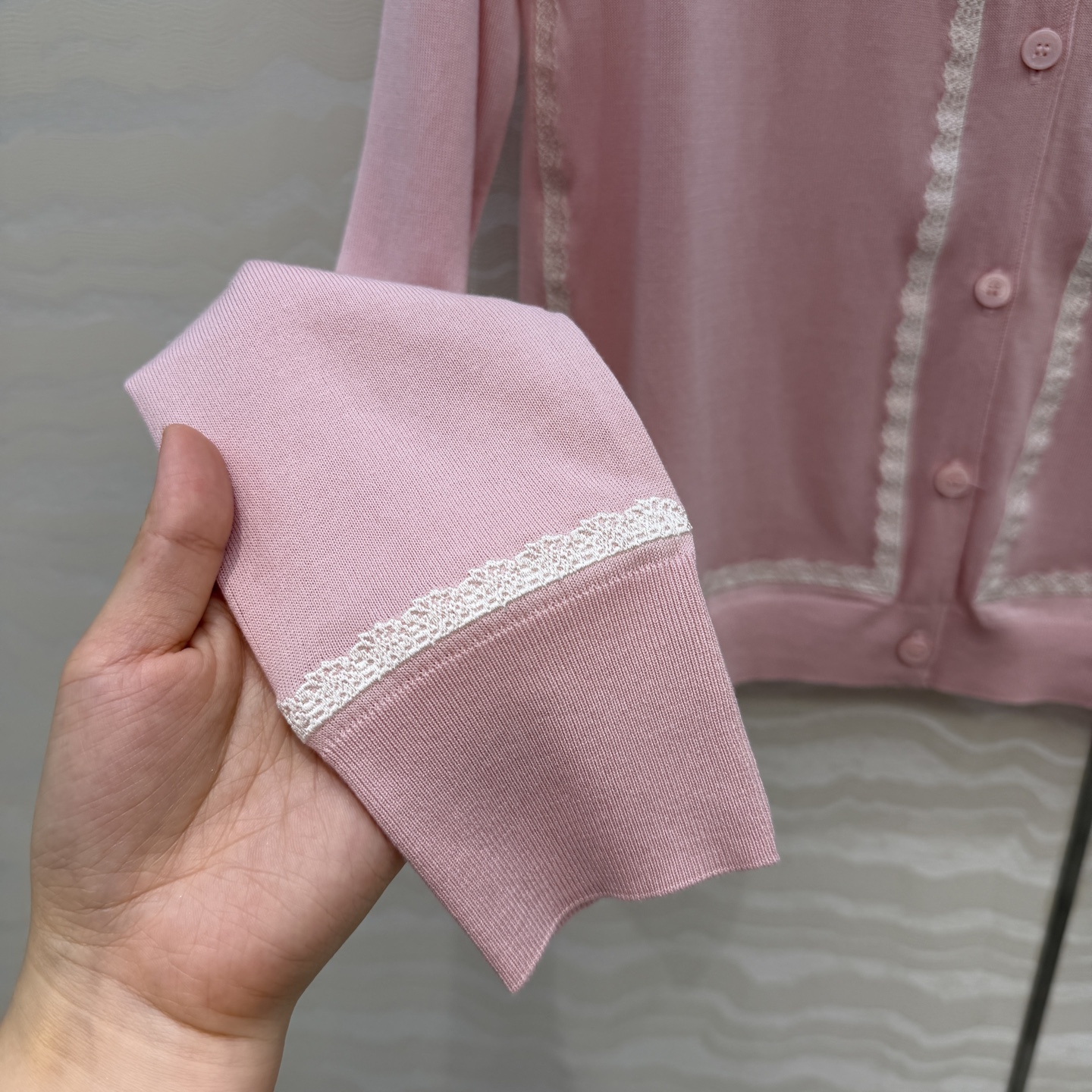 原单品质💋Miss D26s早春新品，花园世界系列蚕丝棉小开衫。18针进口桑蚕丝纱线质感细腻。撞色刺绣设