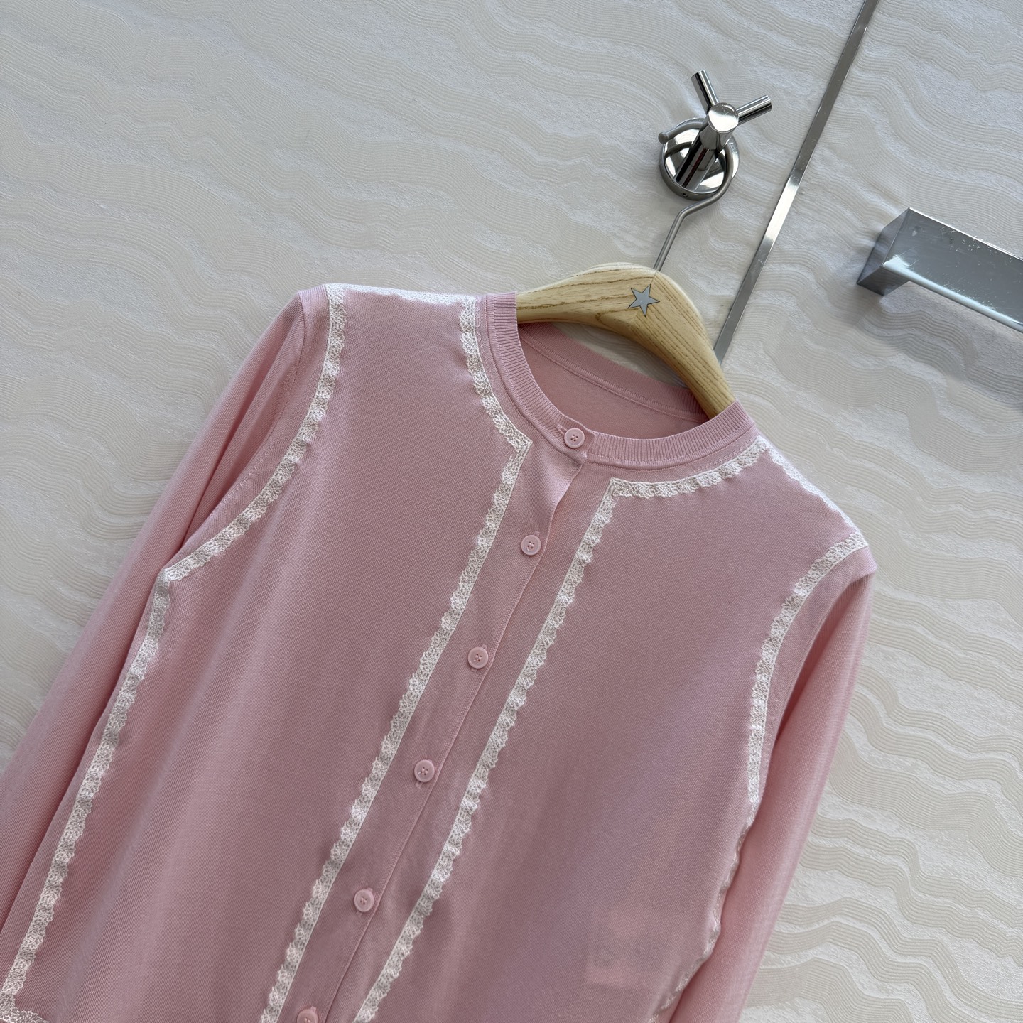 原单品质💋Miss D26s早春新品，花园世界系列蚕丝棉小开衫。18针进口桑蚕丝纱线质感细腻。撞色刺绣设