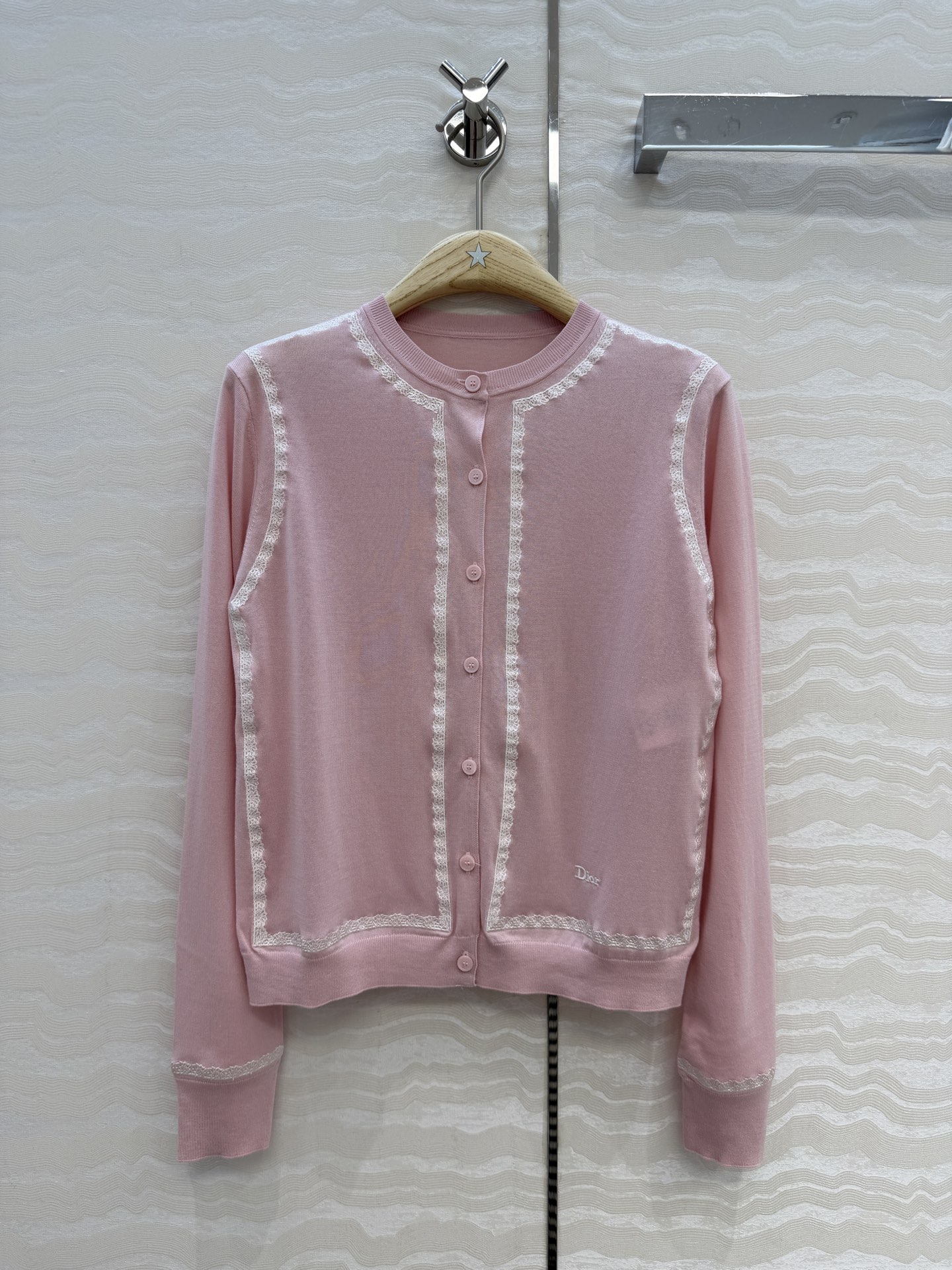 原单品质💋Miss D26s早春新品，花园世界系列蚕丝棉小开衫。18针进口桑蚕丝纱线质感细腻。撞色刺绣设