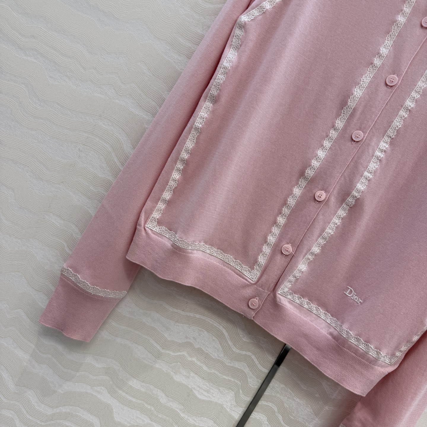 原单品质💋Miss D26s早春新品，花园世界系列蚕丝棉小开衫。18针进口桑蚕丝纱线质感细腻。撞色刺绣设