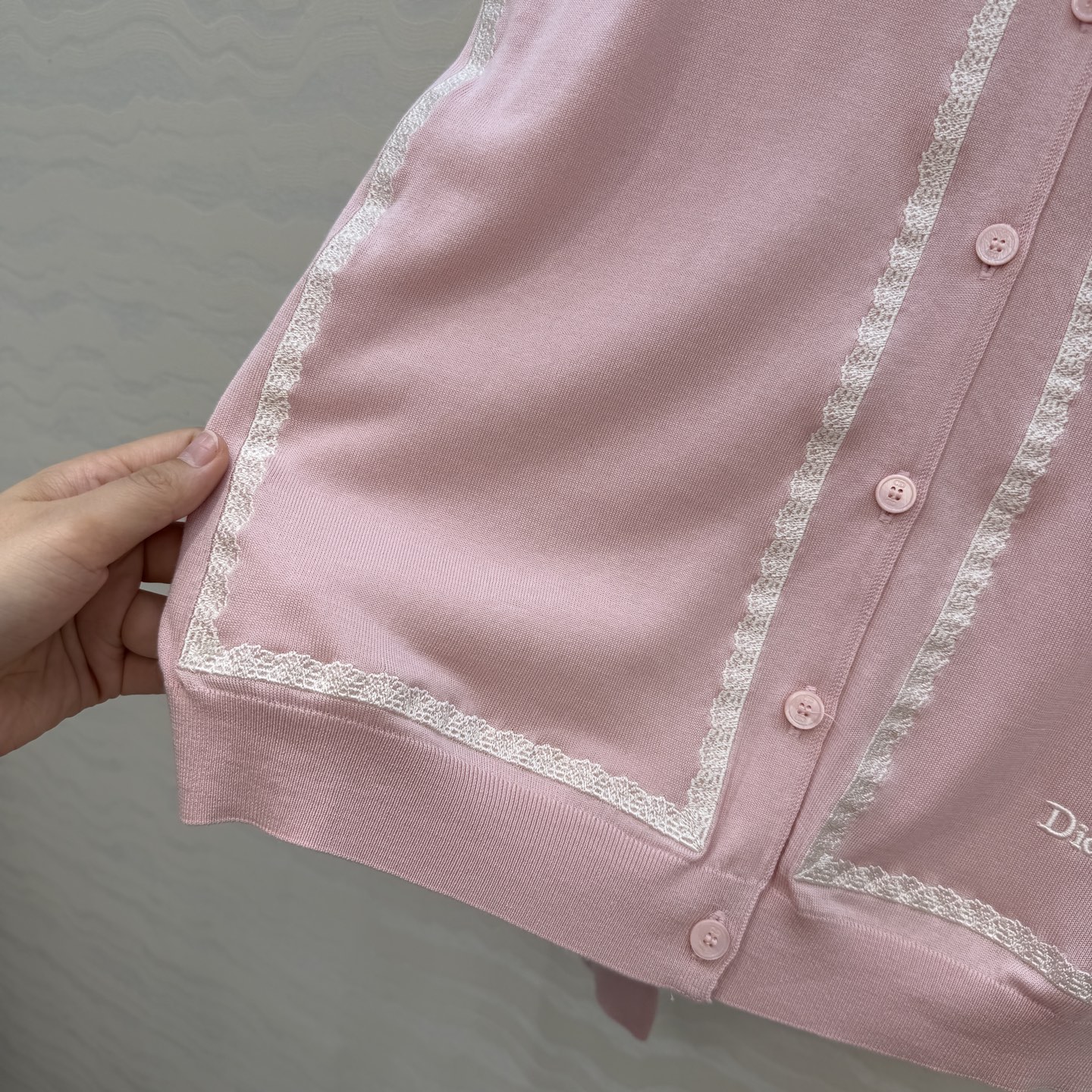 原单品质💋Miss D26s早春新品，花园世界系列蚕丝棉小开衫。18针进口桑蚕丝纱线质感细腻。撞色刺绣设