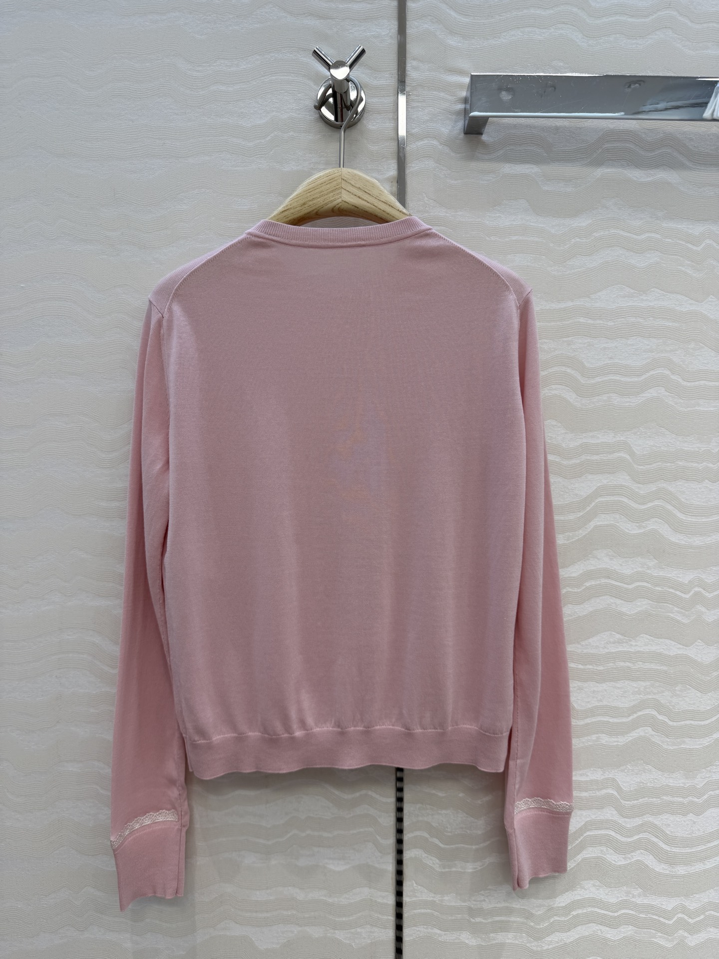 原单品质💋Miss D26s早春新品，花园世界系列蚕丝棉小开衫。18针进口桑蚕丝纱线质感细腻。撞色刺绣设