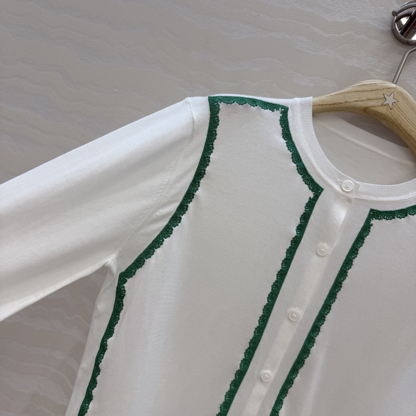 原单品质💋Miss D26s早春新品，花园世界系列蚕丝棉小开衫。18针进口桑蚕丝纱线质感细腻。撞色刺绣设