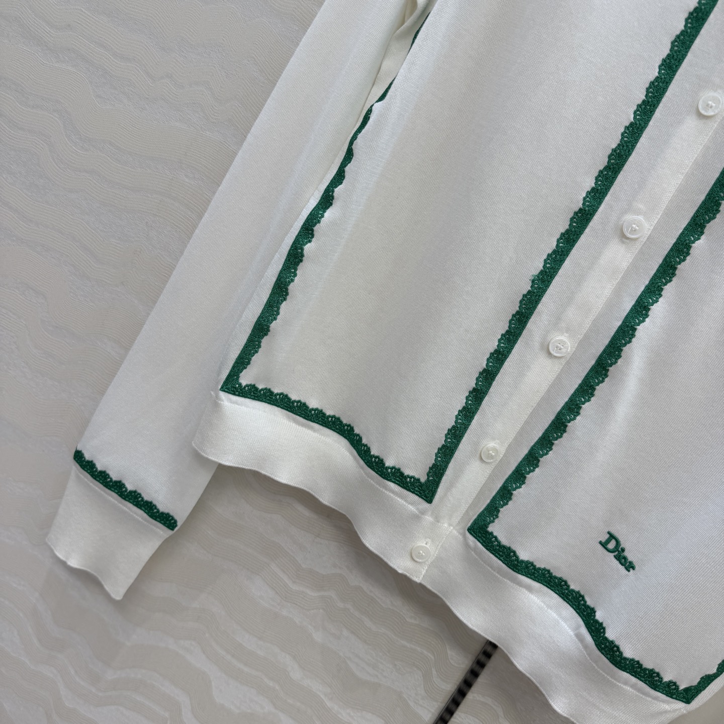 原单品质💋Miss D26s早春新品，花园世界系列蚕丝棉小开衫。18针进口桑蚕丝纱线质感细腻。撞色刺绣设