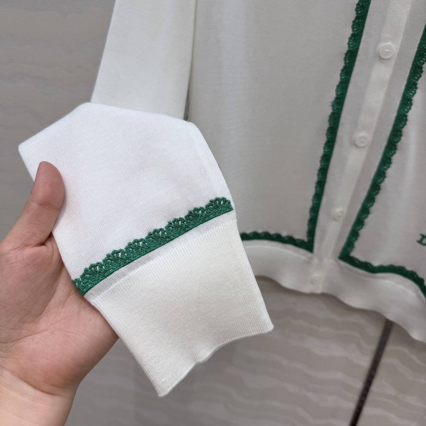 原单品质💋Miss D26s早春新品，花园世界系列蚕丝棉小开衫。18针进口桑蚕丝纱线质感细腻。撞色刺绣设