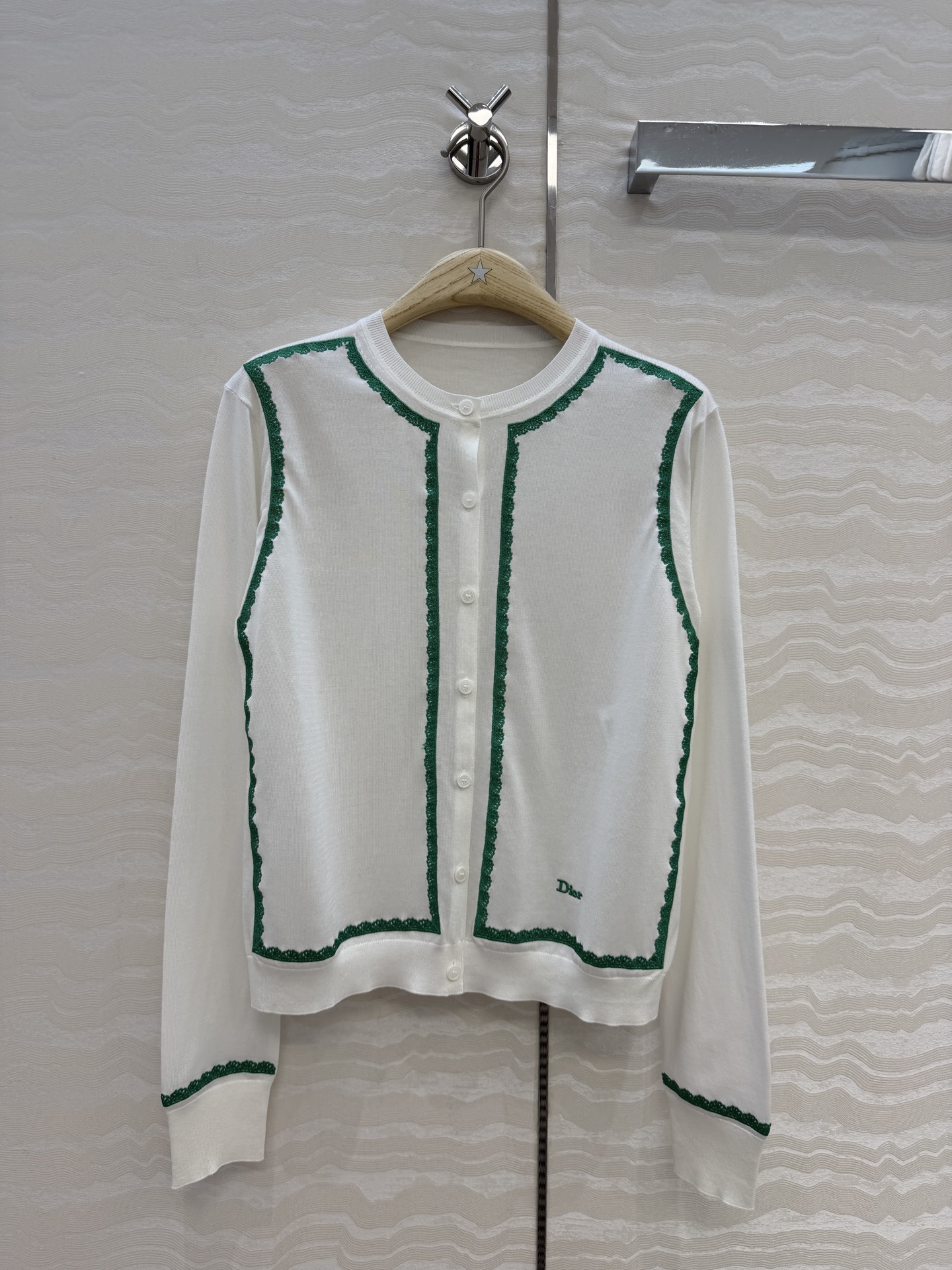 原单品质💋Miss D26s早春新品，花园世界系列蚕丝棉小开衫。18针进口桑蚕丝纱线质感细腻。撞色刺绣设