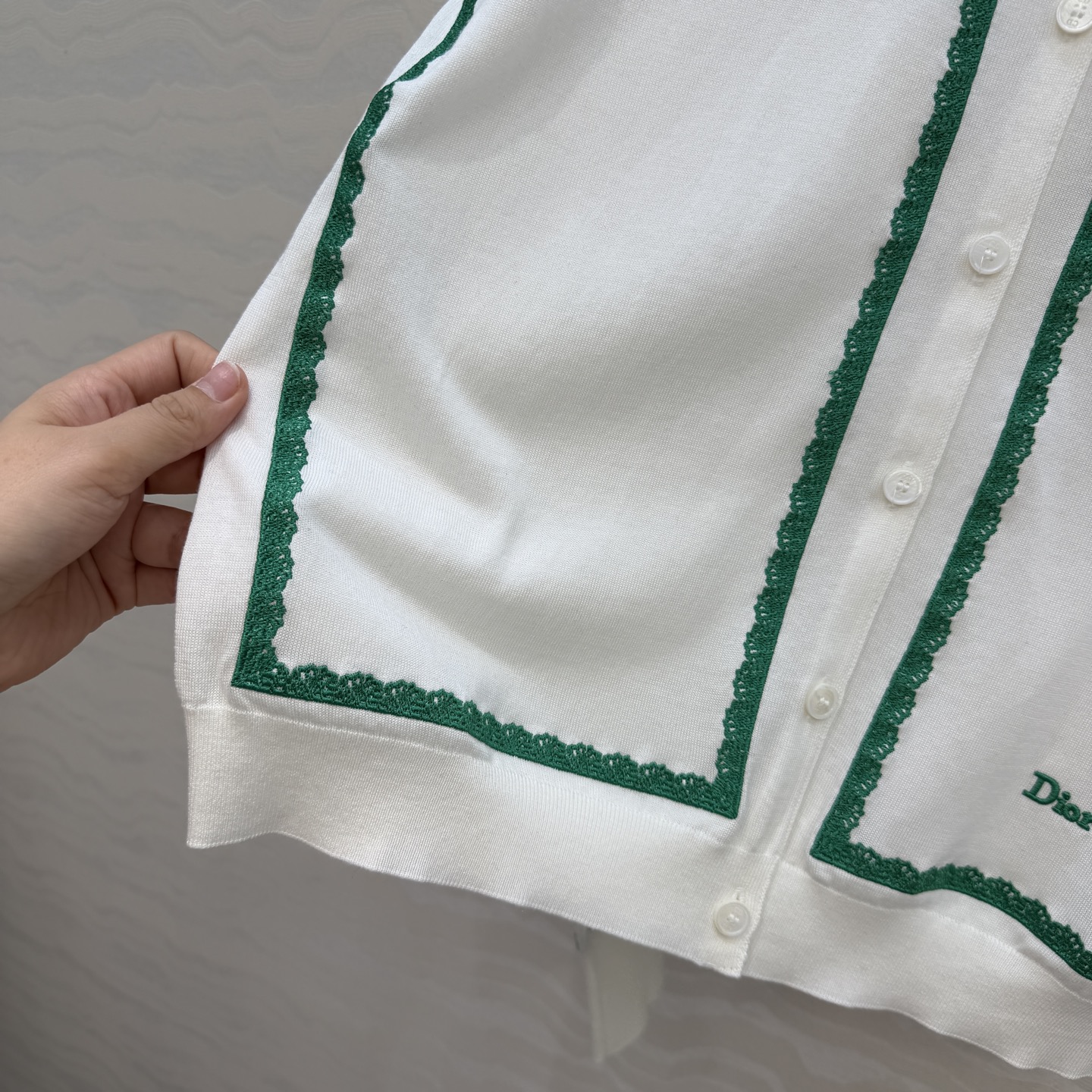 原单品质💋Miss D26s早春新品，花园世界系列蚕丝棉小开衫。18针进口桑蚕丝纱线质感细腻。撞色刺绣设