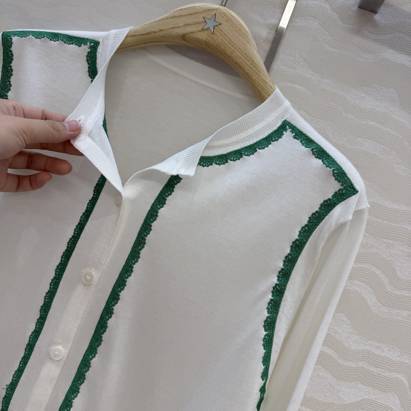 原单品质💋Miss D26s早春新品，花园世界系列蚕丝棉小开衫。18针进口桑蚕丝纱线质感细腻。撞色刺绣设