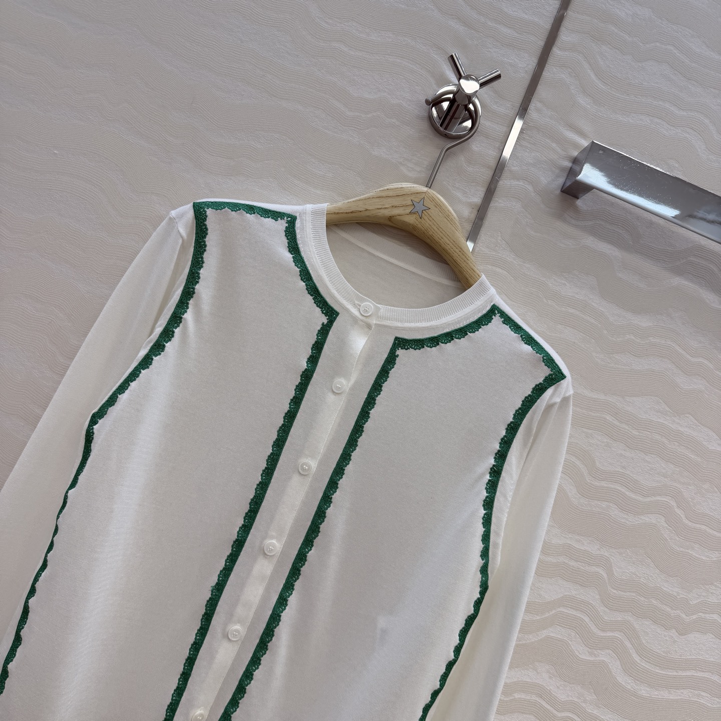 原单品质💋Miss D26s早春新品，花园世界系列蚕丝棉小开衫。18针进口桑蚕丝纱线质感细腻。撞色刺绣设