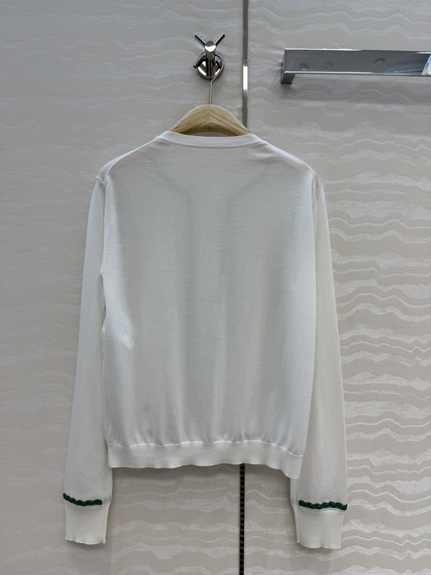 原单品质💋Miss D26s早春新品，花园世界系列蚕丝棉小开衫。18针进口桑蚕丝纱线质感细腻。撞色刺绣设