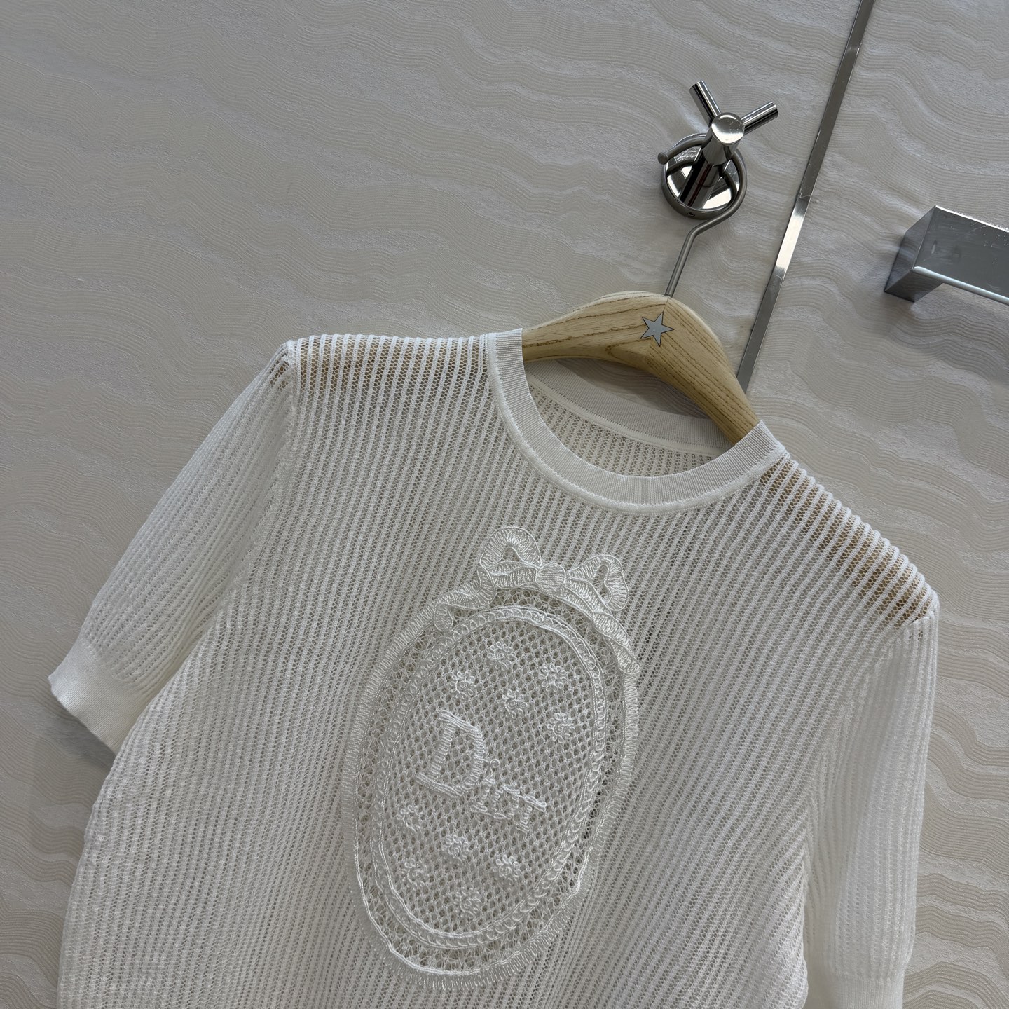 原单品质💋Miss D26s早春新品，花园世界系列气质缕空短袖上衣，定位法式立体刺绣工艺。进口纯棉纱线瑞