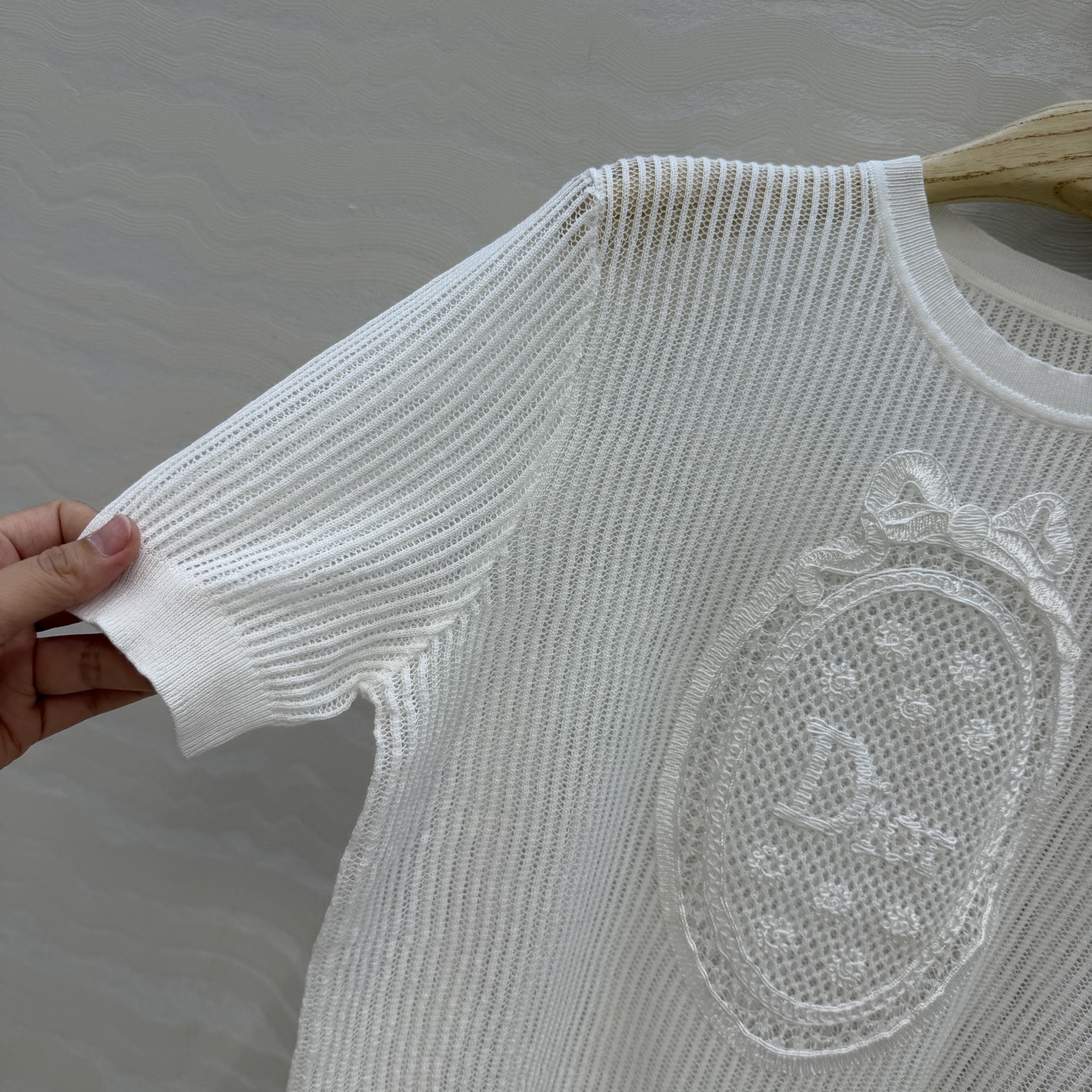 原单品质💋Miss D26s早春新品，花园世界系列气质缕空短袖上衣，定位法式立体刺绣工艺。进口纯棉纱线瑞