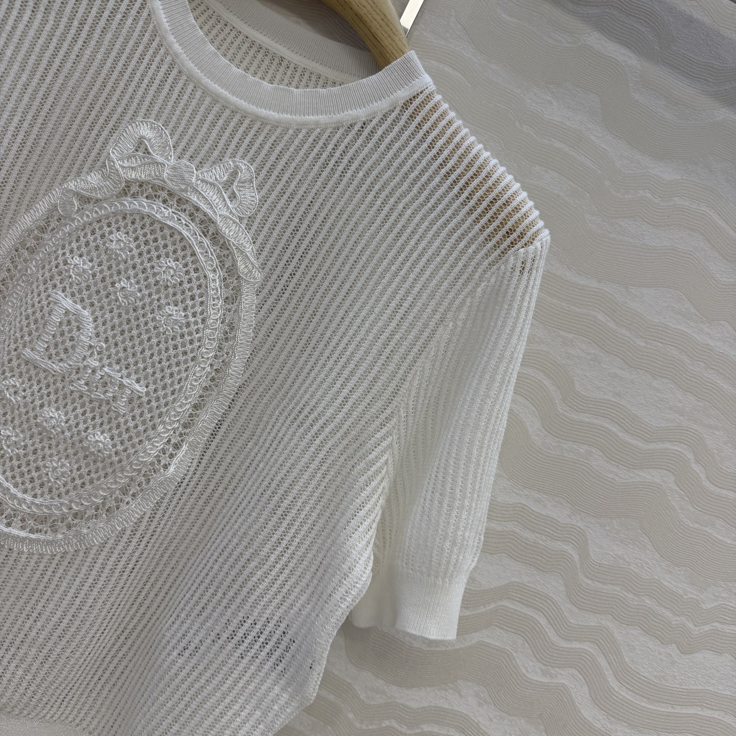 原单品质💋Miss D26s早春新品，花园世界系列气质缕空短袖上衣，定位法式立体刺绣工艺。进口纯棉纱线瑞