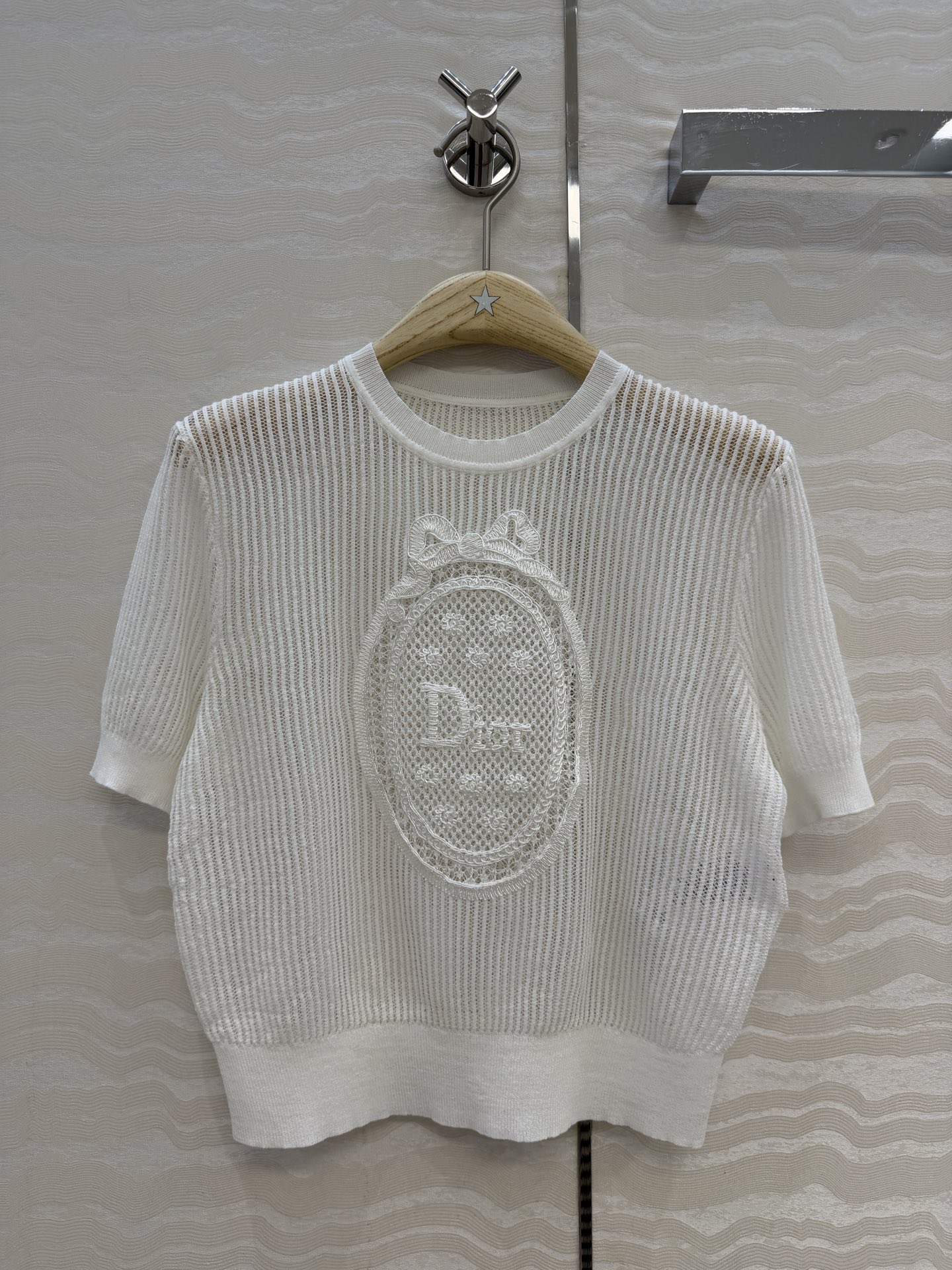 原单品质💋Miss D26s早春新品，花园世界系列气质缕空短袖上衣，定位法式立体刺绣工艺。进口纯棉纱线瑞