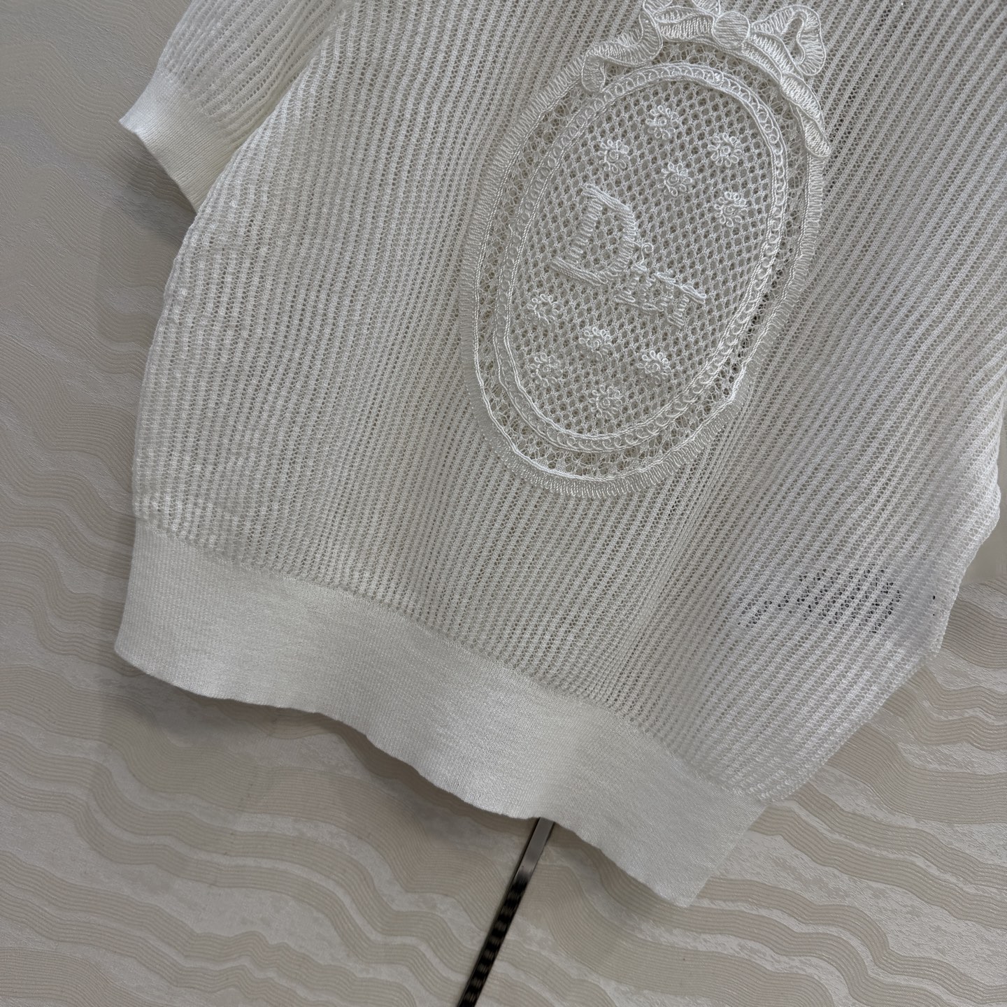 原单品质💋Miss D26s早春新品，花园世界系列气质缕空短袖上衣，定位法式立体刺绣工艺。进口纯棉纱线瑞