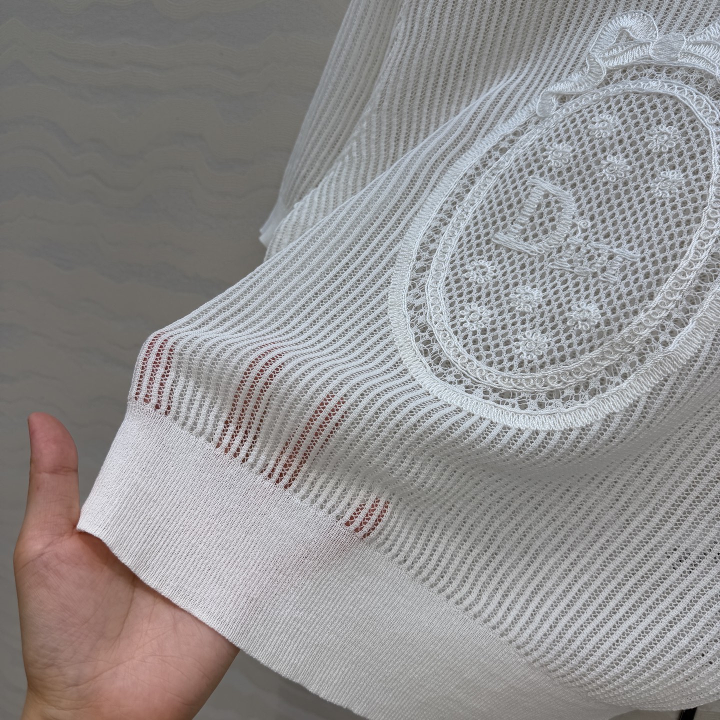 原单品质💋Miss D26s早春新品，花园世界系列气质缕空短袖上衣，定位法式立体刺绣工艺。进口纯棉纱线瑞