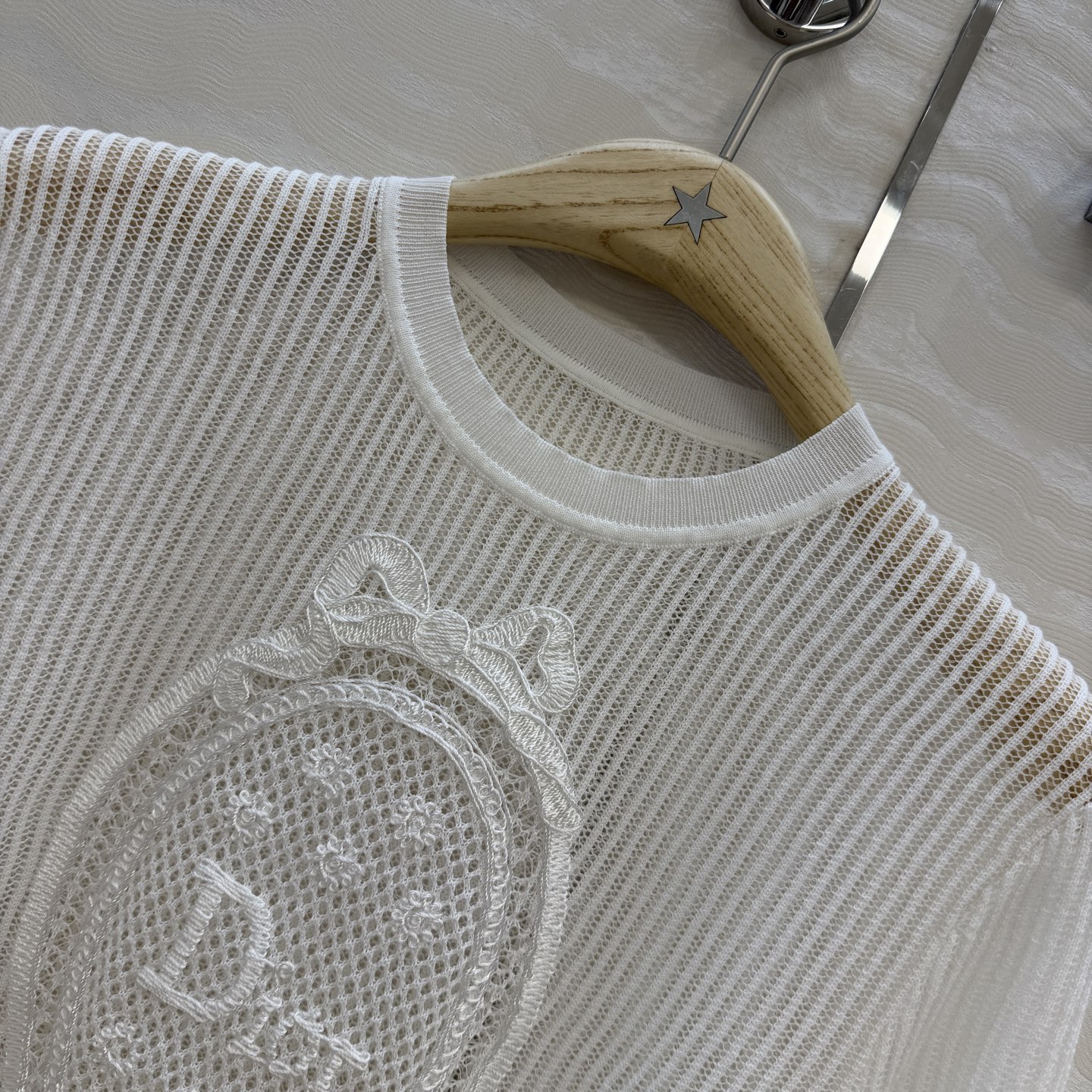 原单品质💋Miss D26s早春新品，花园世界系列气质缕空短袖上衣，定位法式立体刺绣工艺。进口纯棉纱线瑞