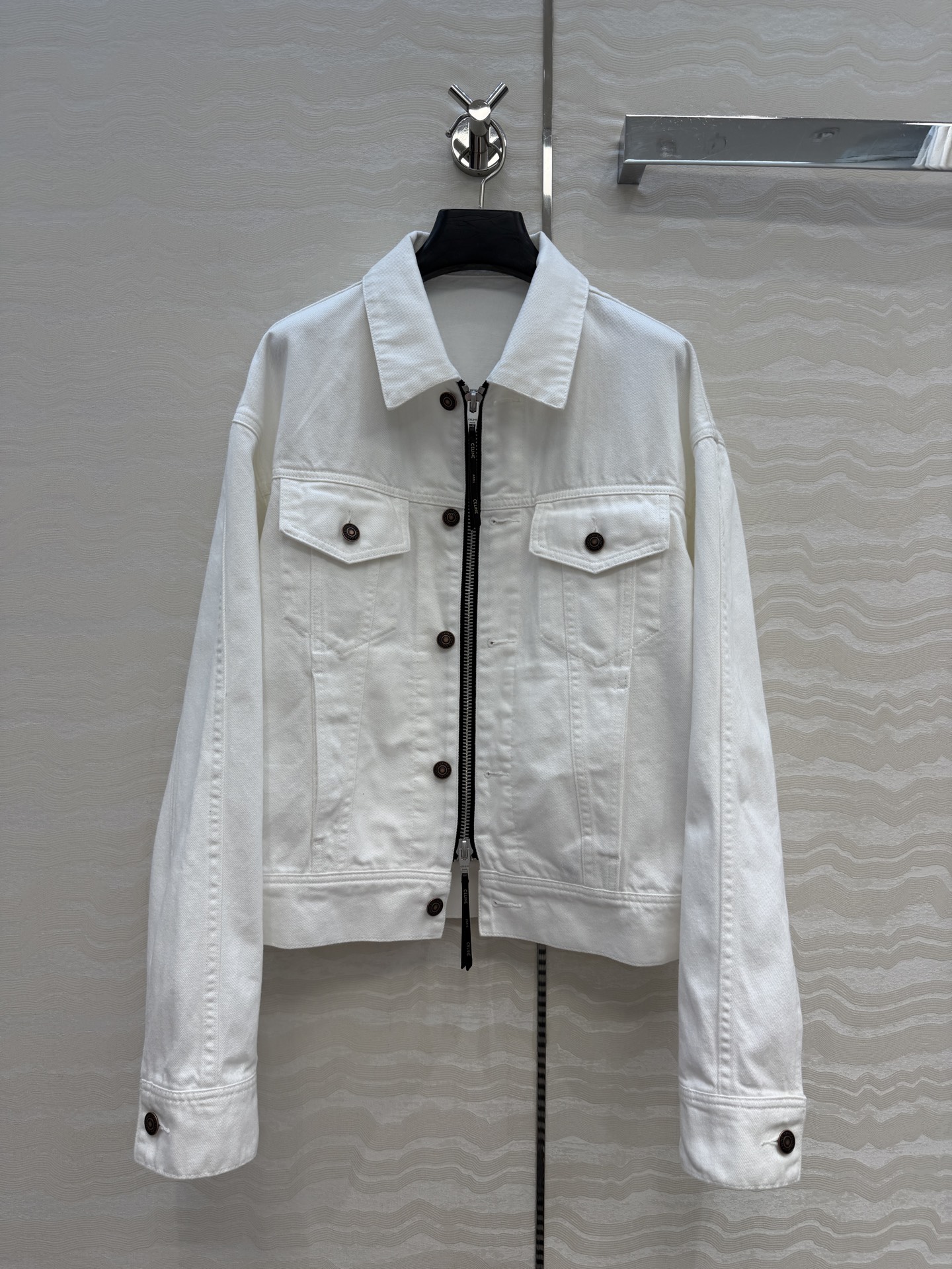 爆单推荐❤️原单品质❤️CE双开拉链白色牛仔夹克外套！气质落肩宽松版型高级又时髦！可甜可盐百搭不挑人，定