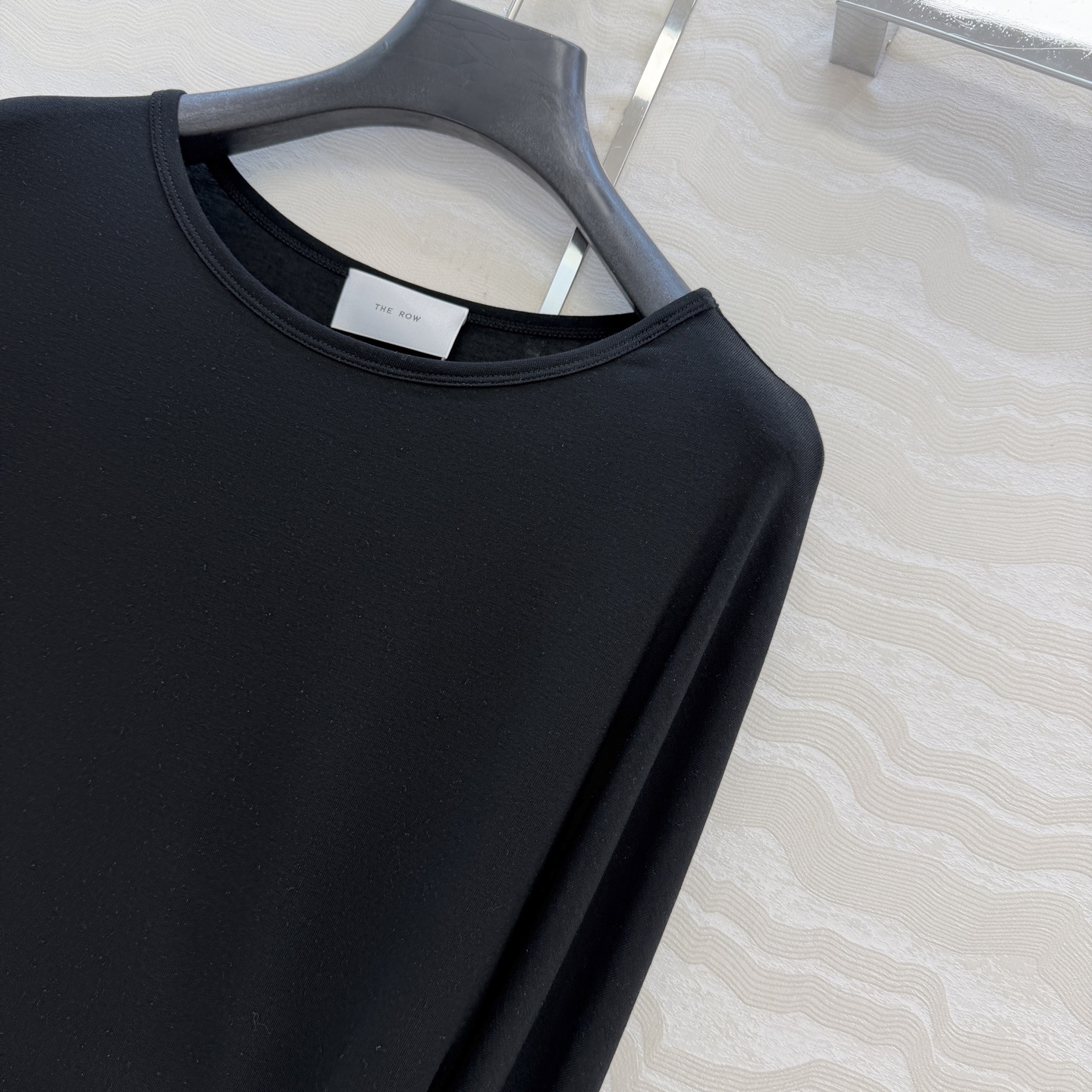 原单品质❤️Row风纸片人穿搭！进口天丝羊毛斜肩一字领上衣！减龄小性感超级显瘦防晒神器！极简叠搭单品！白