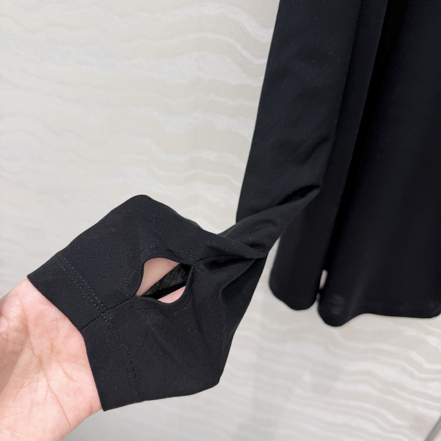 原单品质❤️Row风纸片人穿搭！进口天丝羊毛斜肩一字领上衣！减龄小性感超级显瘦防晒神器！极简叠搭单品！白